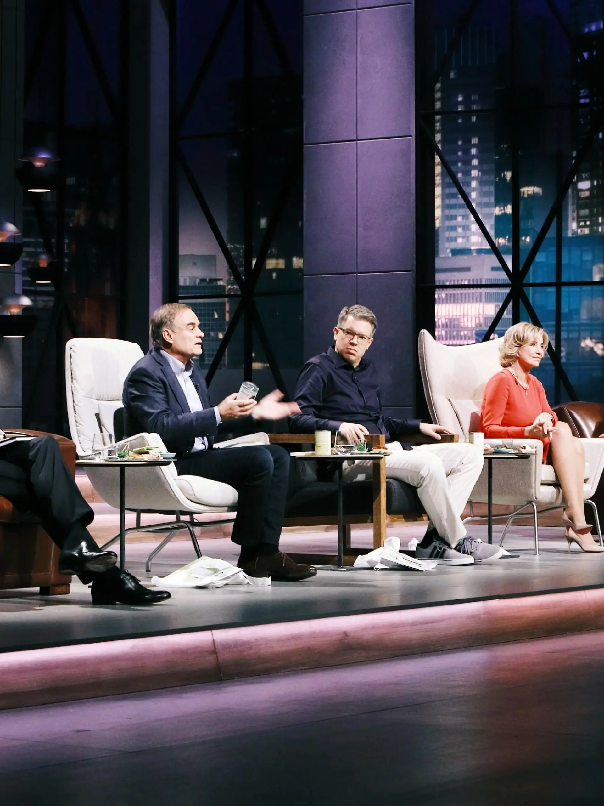 Die "Löwen" (v.l.) Carsten Maschmeyer, Dr. Georg Kofler, Frank Thelen, Dagmar Wöhrl und Ralf Dümmel nehmen das "Jacky F."-Angebot genau unter die Lupe.