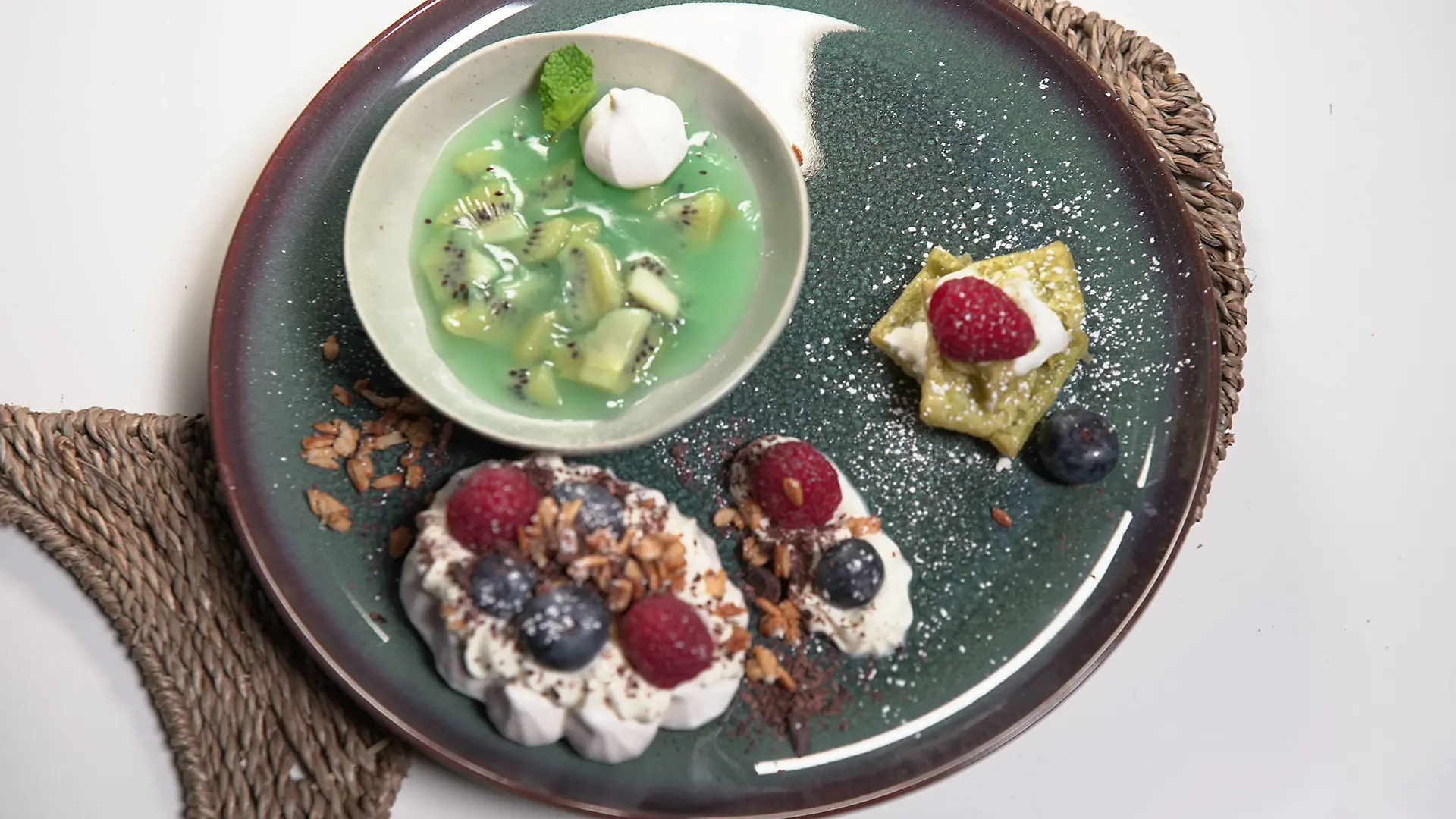 Pavlova mit Grütze und Haferflockencrunch