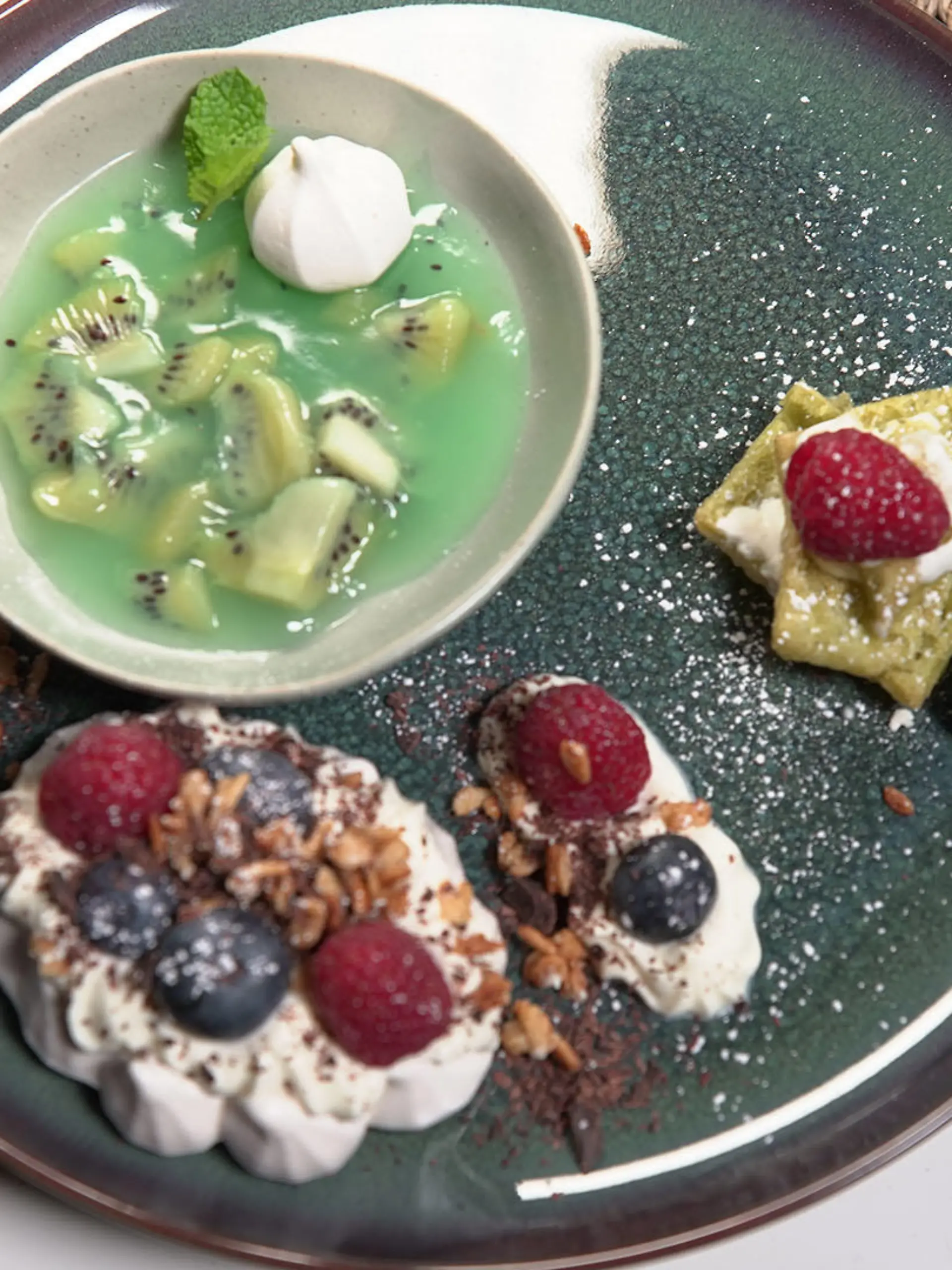 Pavlova mit Grütze und Haferflockencrunch