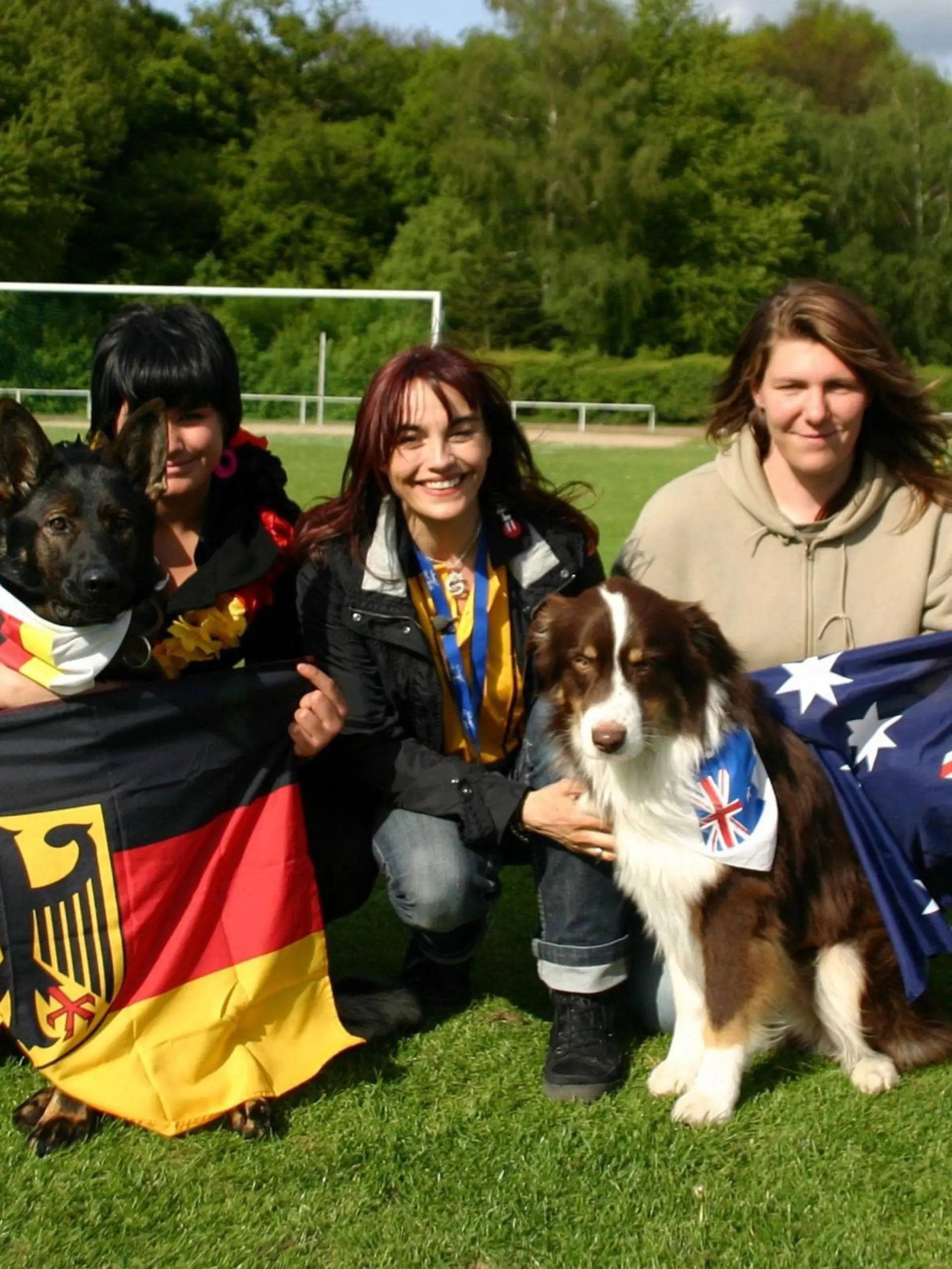 Diana Eichhorn (M.) zwischen den Fronten: Stefanie (l.) und Katharina Große (2. v. l.) mit Schäferhund Ondra treten für Deutschland an, Angela Pastowski (2. v. r.) und Nicole Oberschachtsiek (r.) mit Miro kämpfen für Australien.