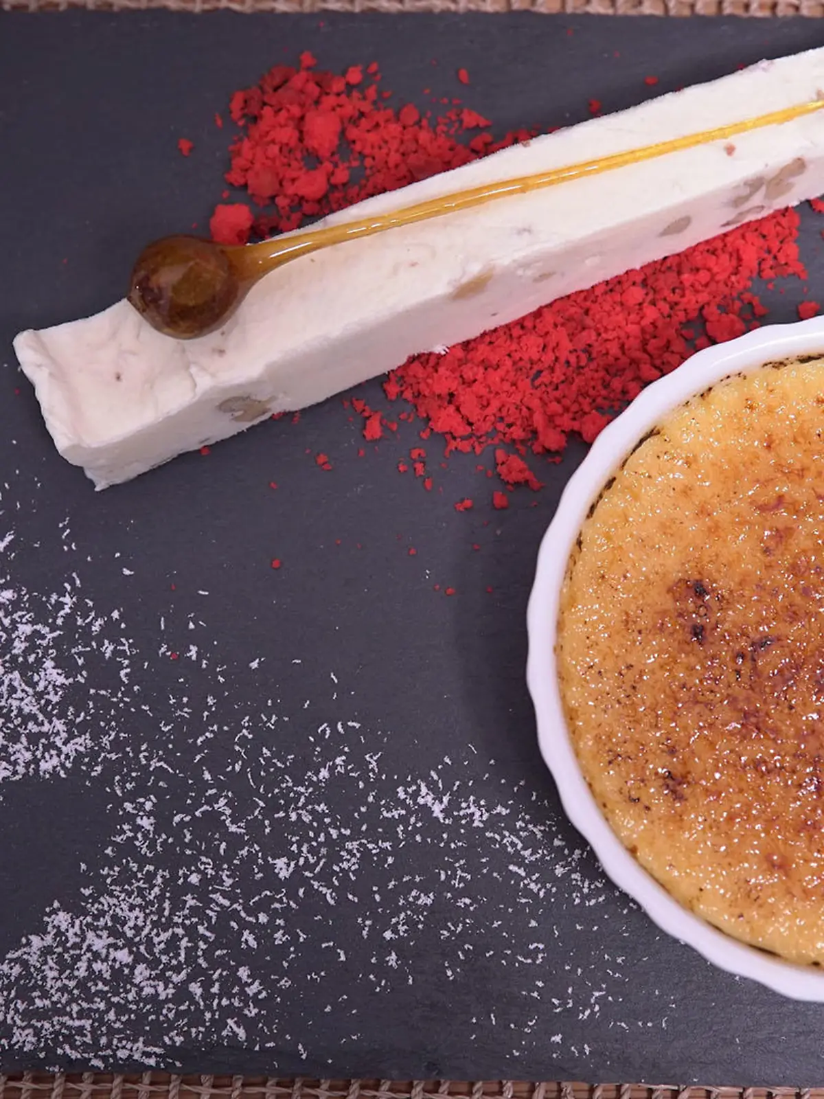 Crème Brûlée mit Heu-Walnuss Parfait