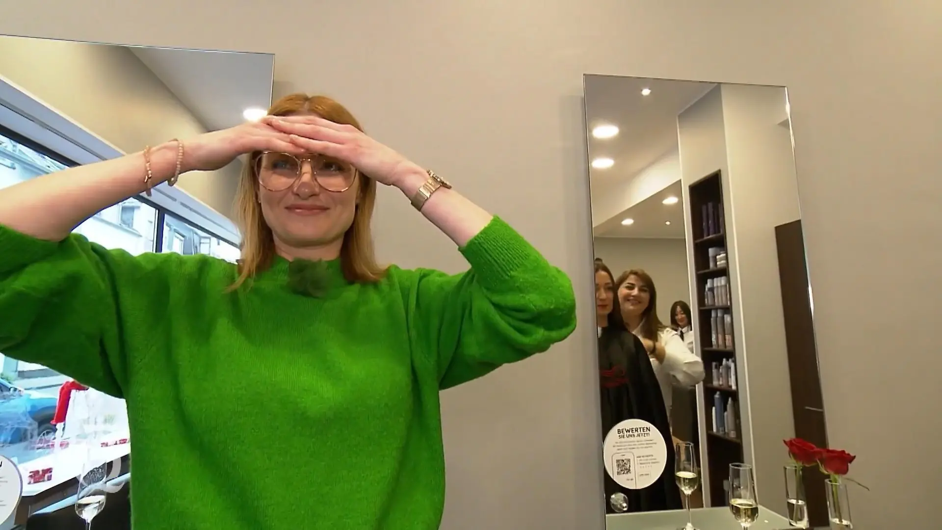 Anastasia mag gar nicht hinschauen, als die Friseurin bei "Shopping Queen"-Kandidatin Alena die Schere ansetzt.