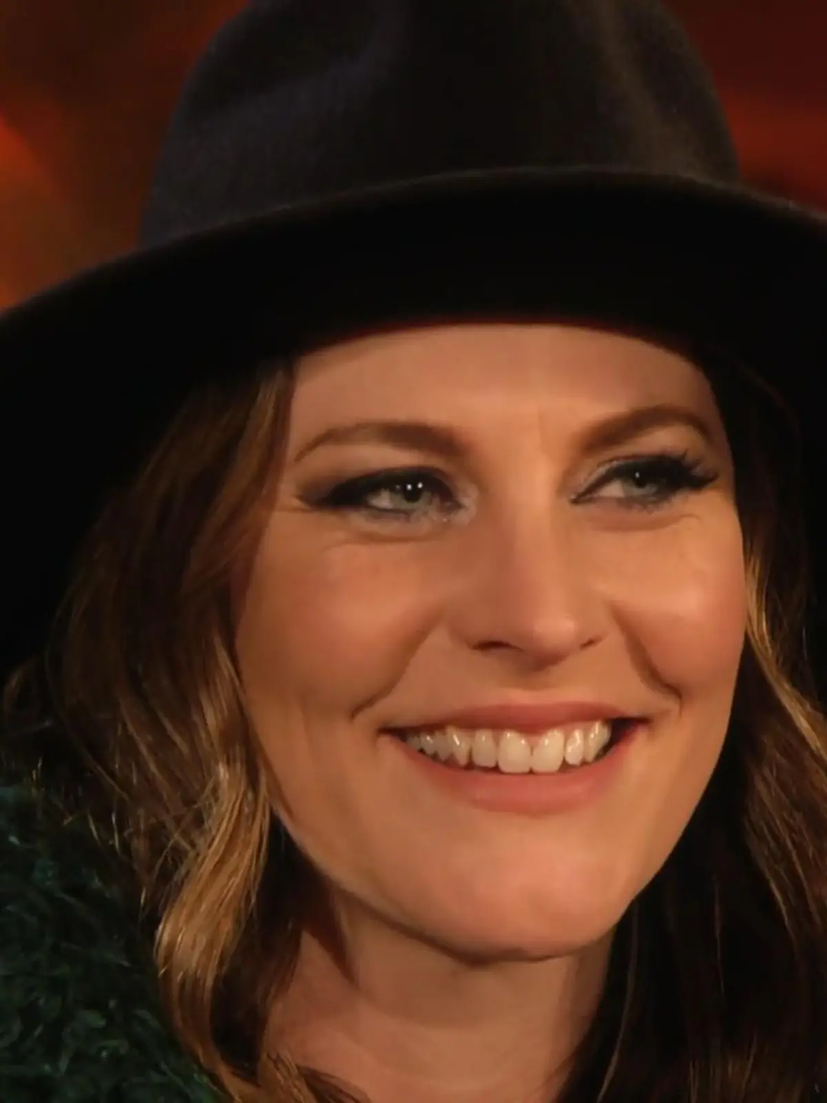 Floor Jansen traut ihren Ohren kaum