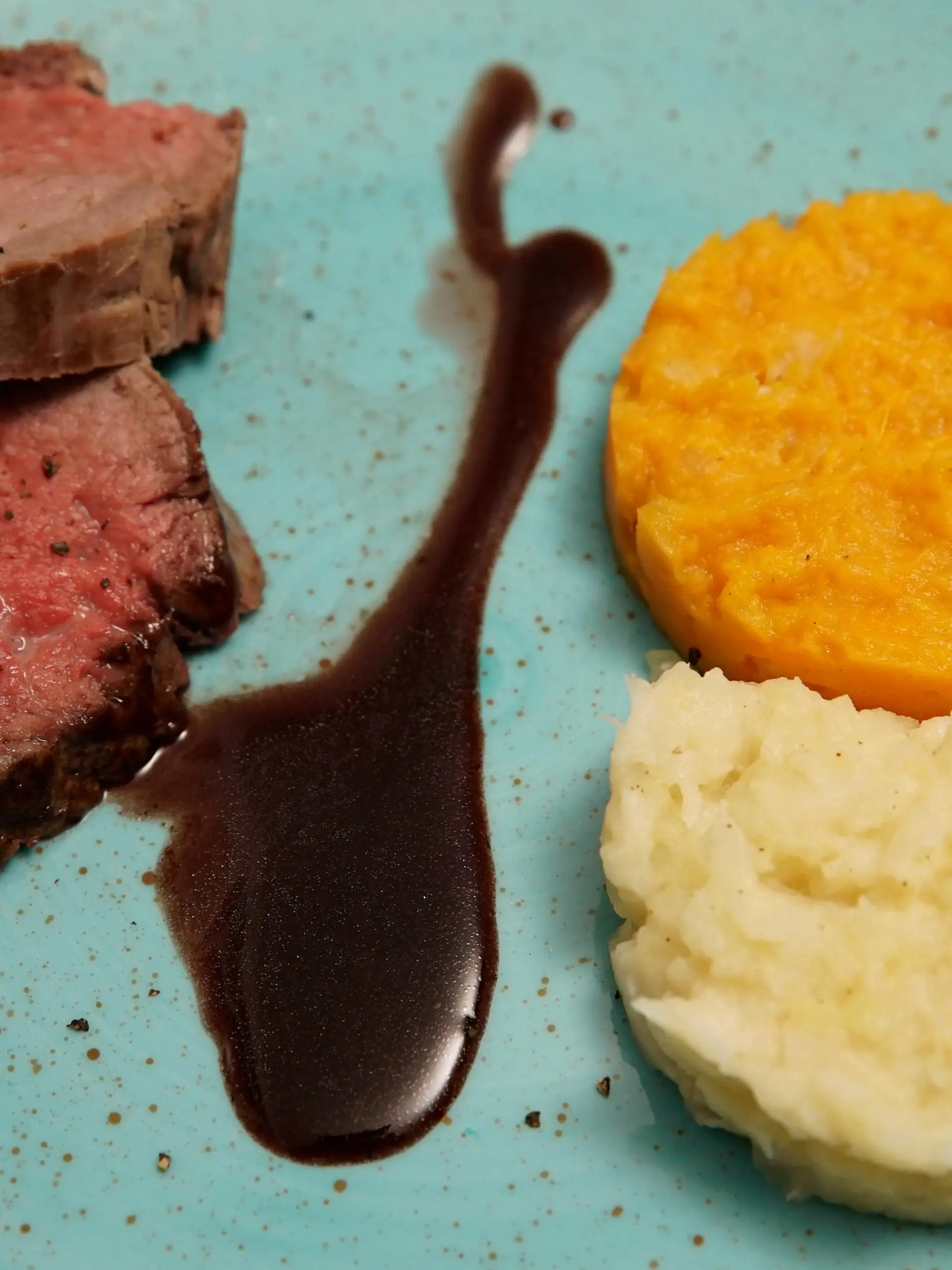 Stampf, Filet mit Sauce und Salat