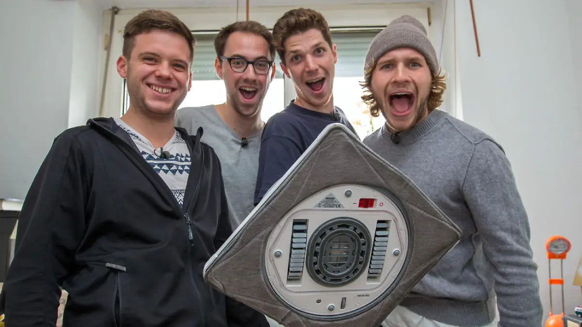 Jede Woche finden die Allestester eine neue, aufregende Lieferung eingepackt vor ihrer Haustüre - diesmal einen Fensterreinigungs-Roboter - um sie auf Herz und Nieren zu testen. Unser Foto zeigt die Kölner Studenten: V.l.: Timo (23), Phillip (26), Arne (23) und Bartje (27).