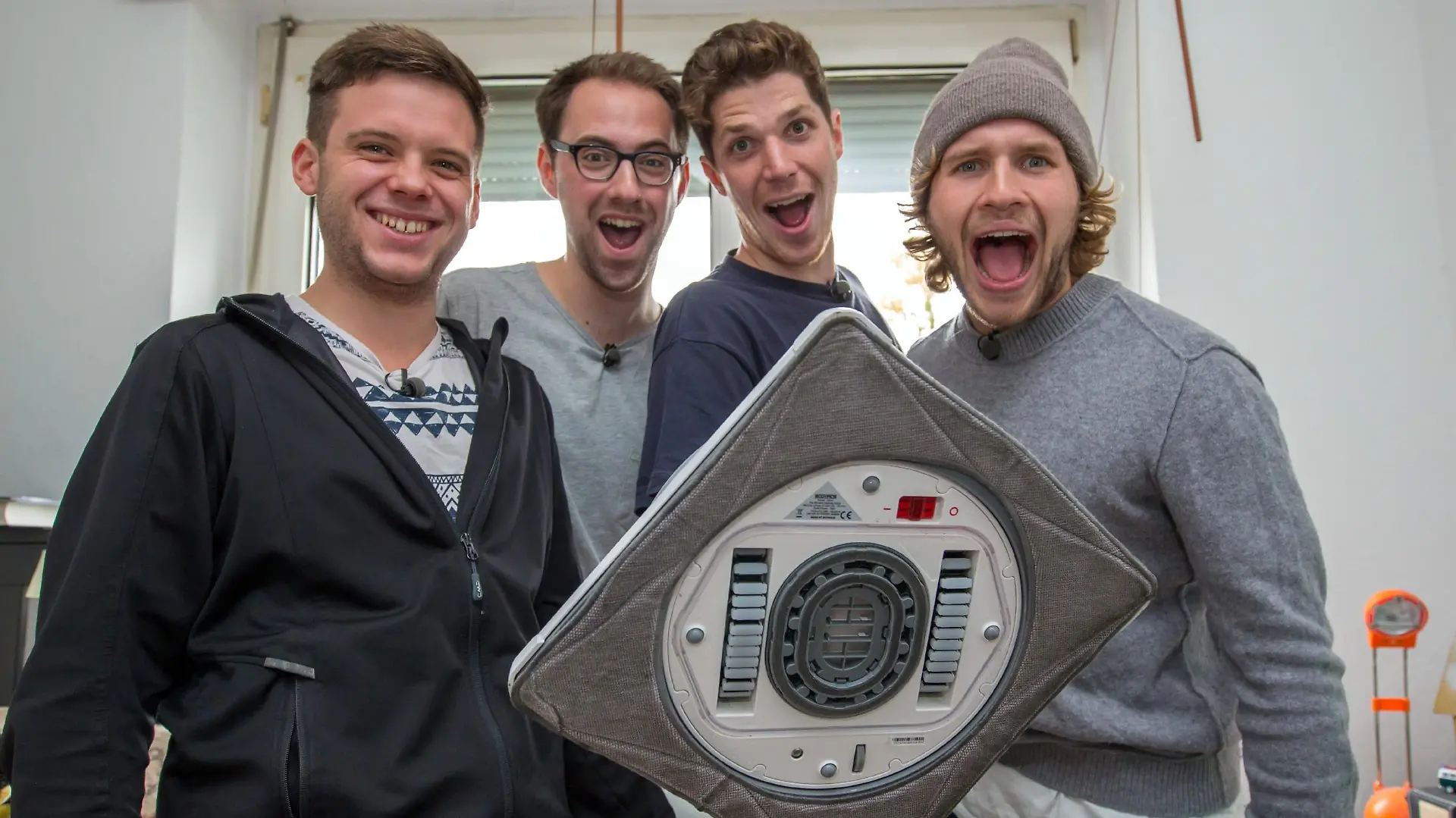 Jede Woche finden die Allestester eine neue, aufregende Lieferung eingepackt vor ihrer Haustüre - diesmal einen Fensterreinigungs-Roboter - um sie auf Herz und Nieren zu testen. Unser Foto zeigt die Kölner Studenten: V.l.: Timo (23), Phillip (26), Arne (23) und Bartje (27).