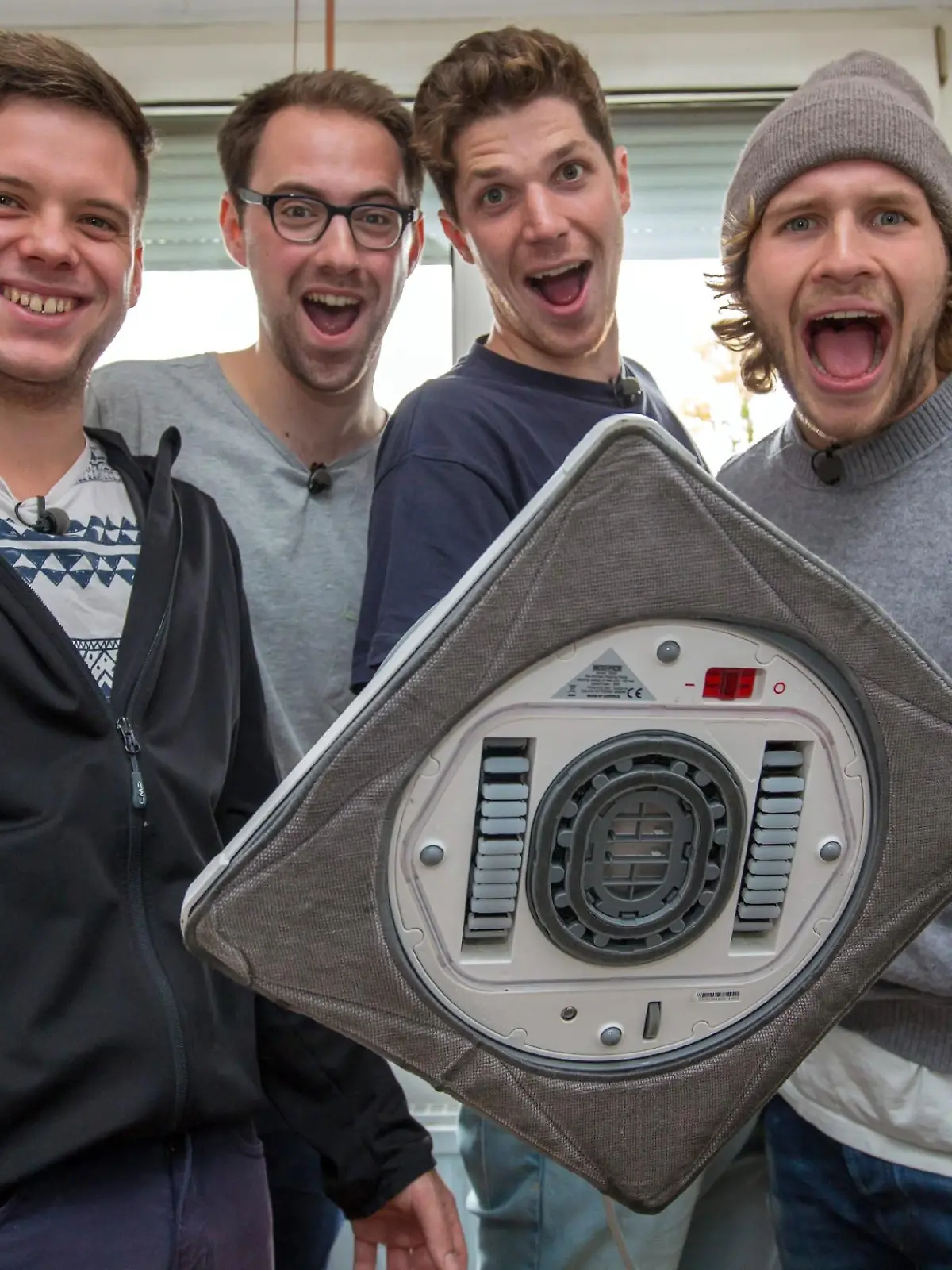 Jede Woche finden die Allestester eine neue, aufregende Lieferung eingepackt vor ihrer Haustüre - diesmal einen Fensterreinigungs-Roboter - um sie auf Herz und Nieren zu testen. Unser Foto zeigt die Kölner Studenten: V.l.: Timo (23),  Phillip (26), Arne (23) und Bartje (27).