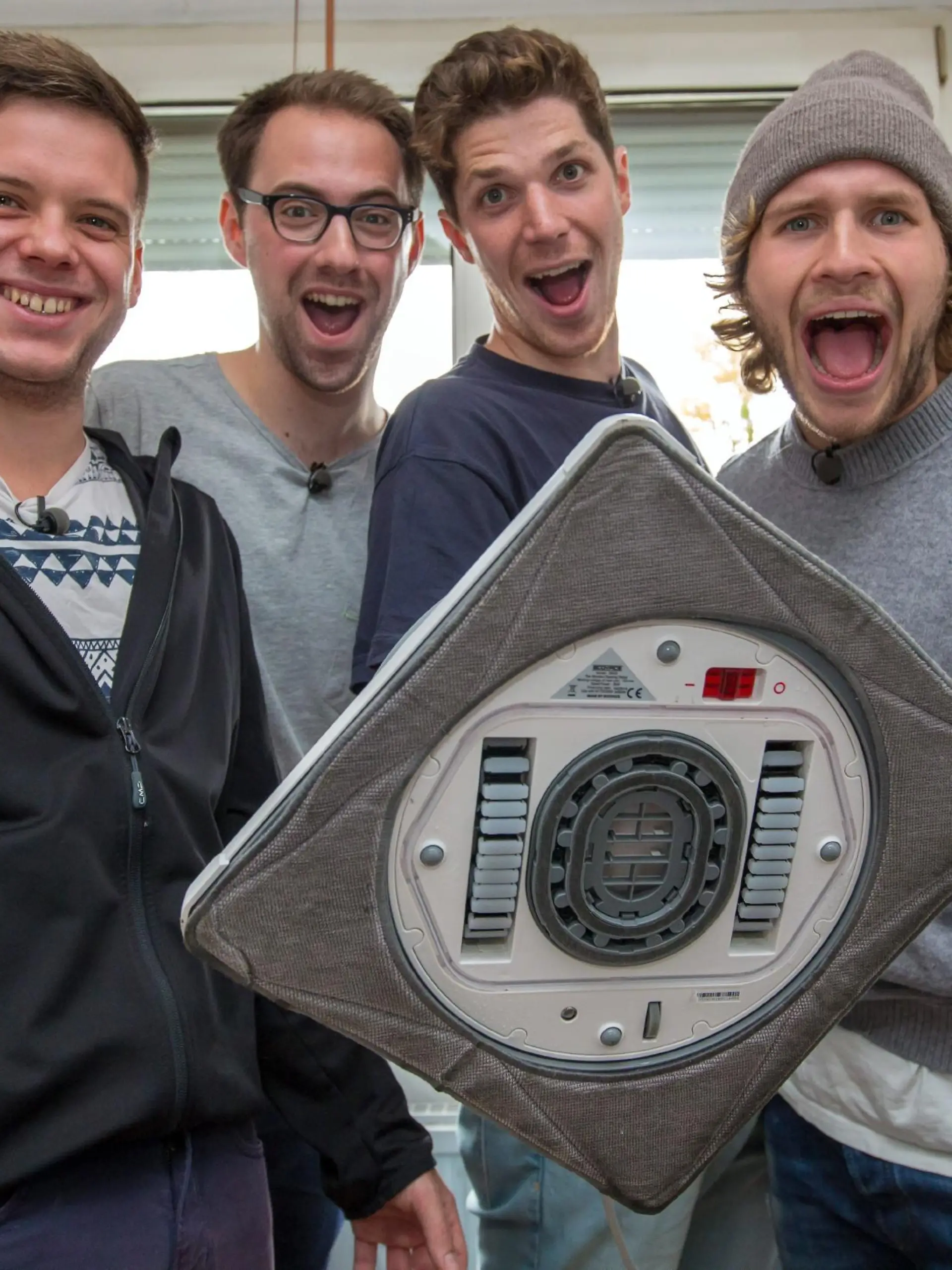 Jede Woche finden die Allestester eine neue, aufregende Lieferung eingepackt vor ihrer Haustüre - diesmal einen Fensterreinigungs-Roboter - um sie auf Herz und Nieren zu testen. Unser Foto zeigt die Kölner Studenten: V.l.: Timo (23),  Phillip (26), Arne (23) und Bartje (27).