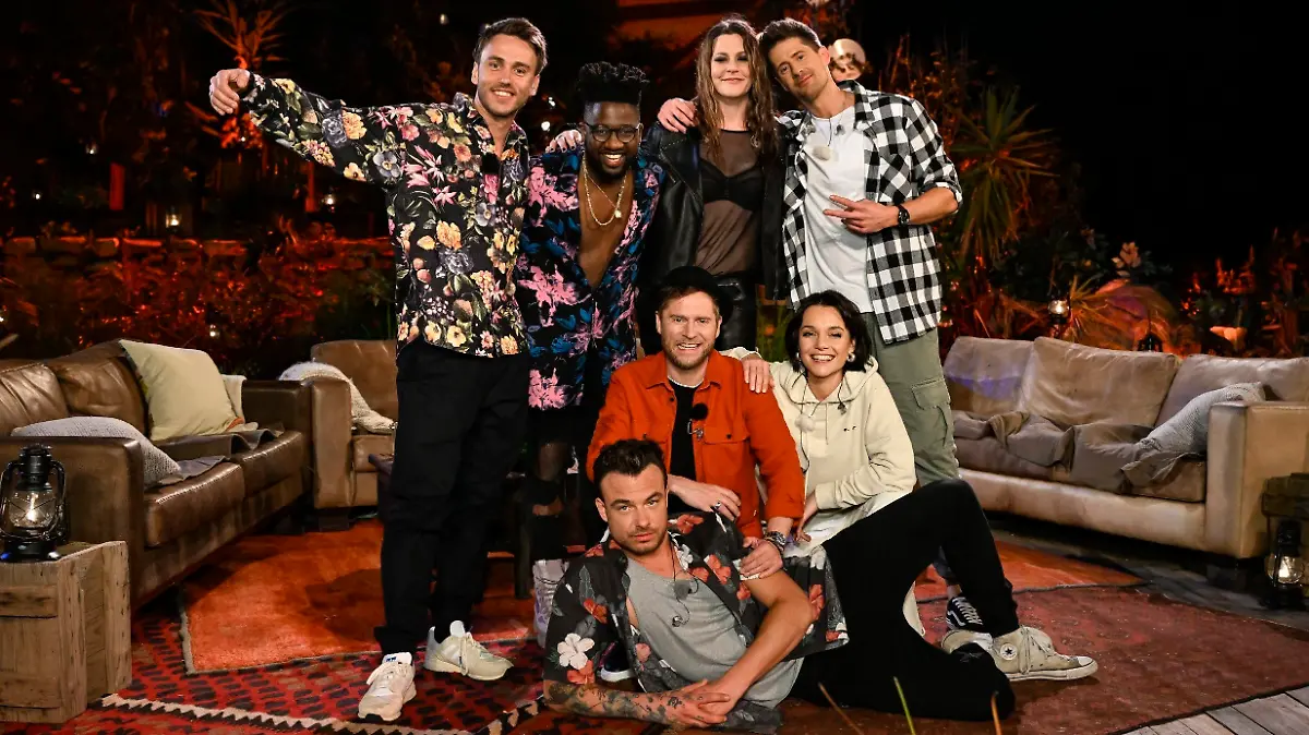 V.l.: Clueso, Kelvin Jones, Dag-Alexis Kopplin ("SDP"), Johannes Oerding, Floor Jansen, Vincent Stein ("SDP") und LOTTE.

Die Verwendung des sendungsbezogenen Materials ist nur mit dem Hinweis und Verlinkung auf RTL+ gestattet.