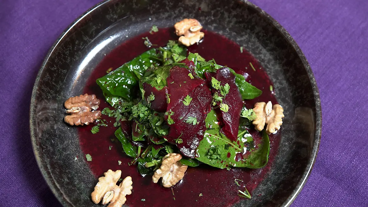 Rote Beete an Babyblattspinat mit Feigenbrot und Humus