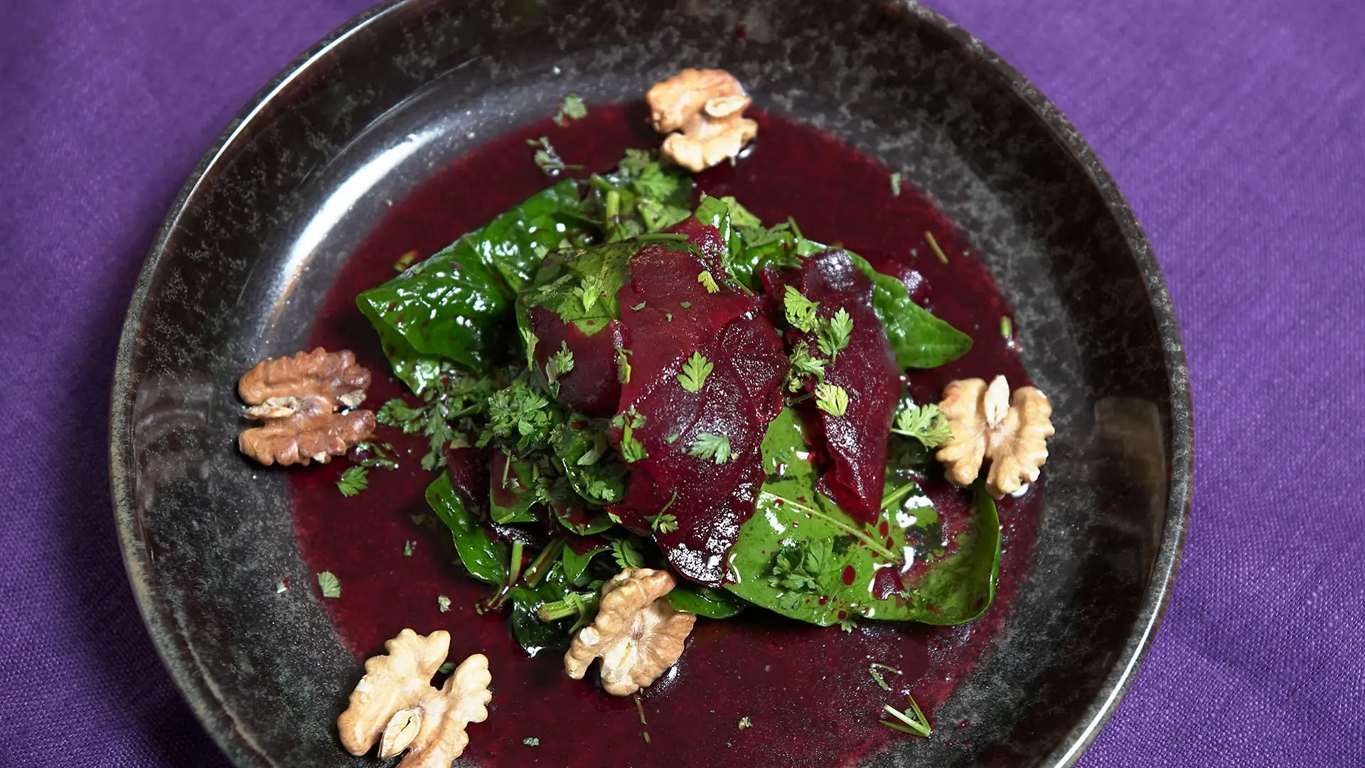 Rote Beete an Babyblattspinat mit Feigenbrot und Humus