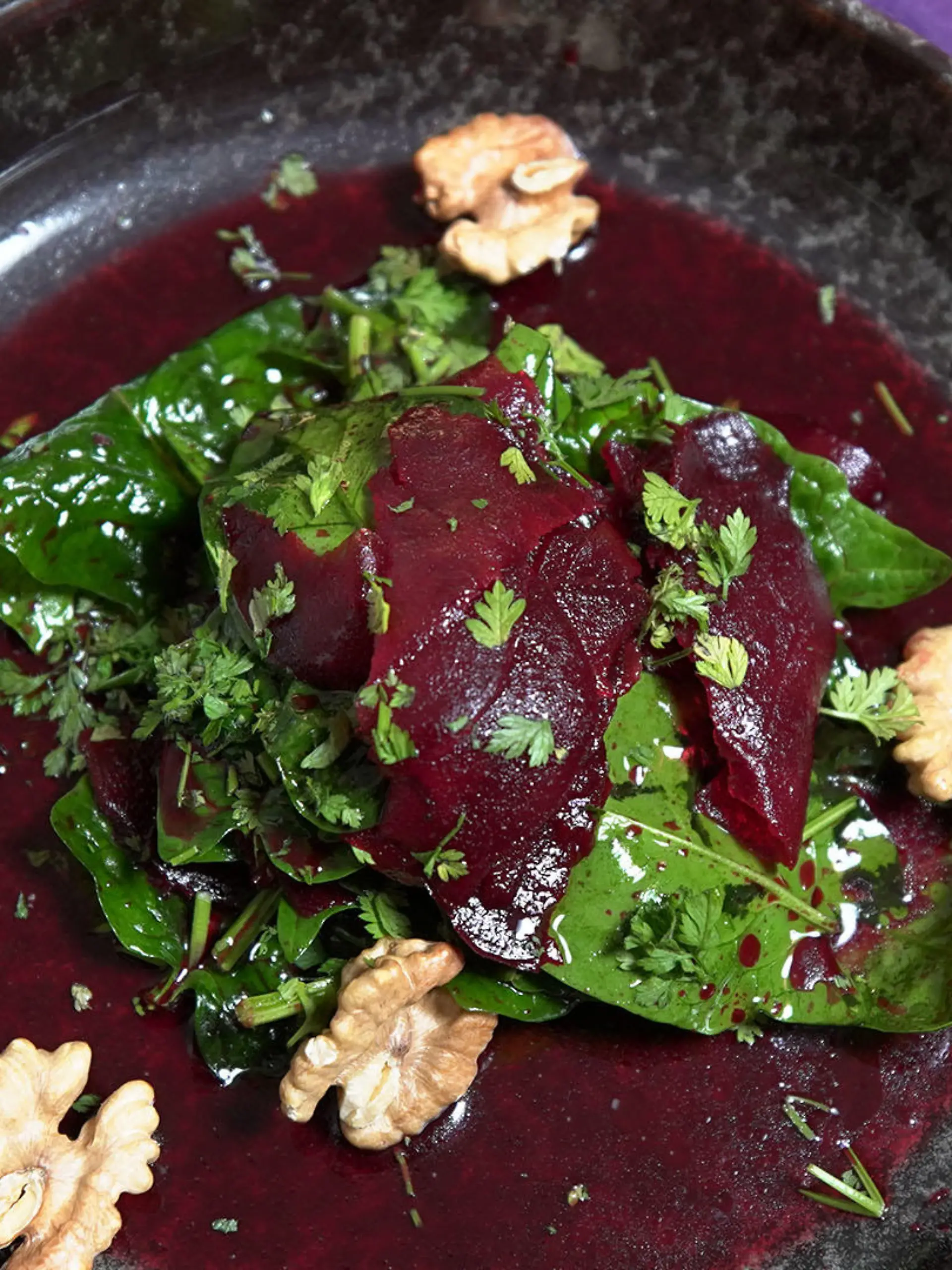 Rote Beete an Babyblattspinat mit Feigenbrot und Humus