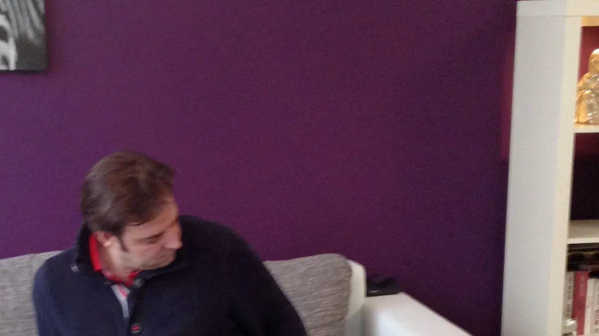 Martin Rütter zeigt der französischen Bulldogge "Bruno" wer der Herr auf dem Sofa ist!