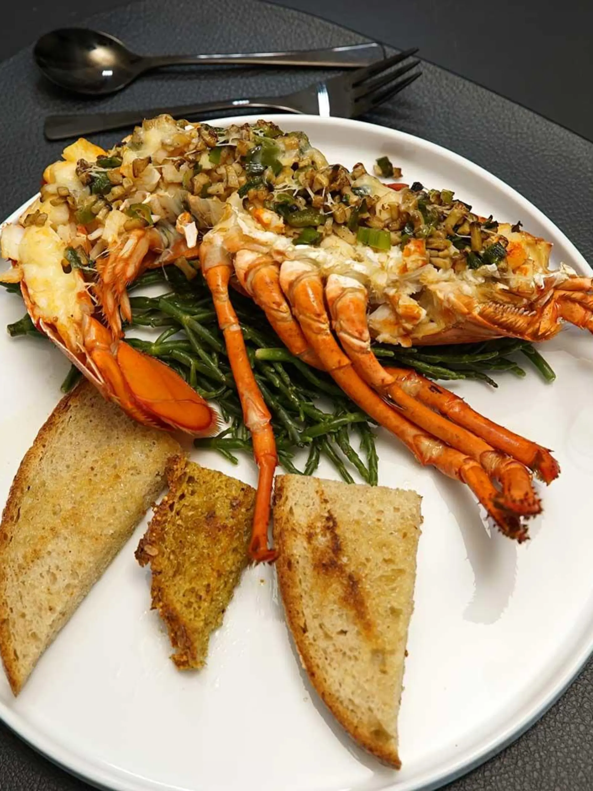 Hummer Thermidor mit Gruyère überbacken