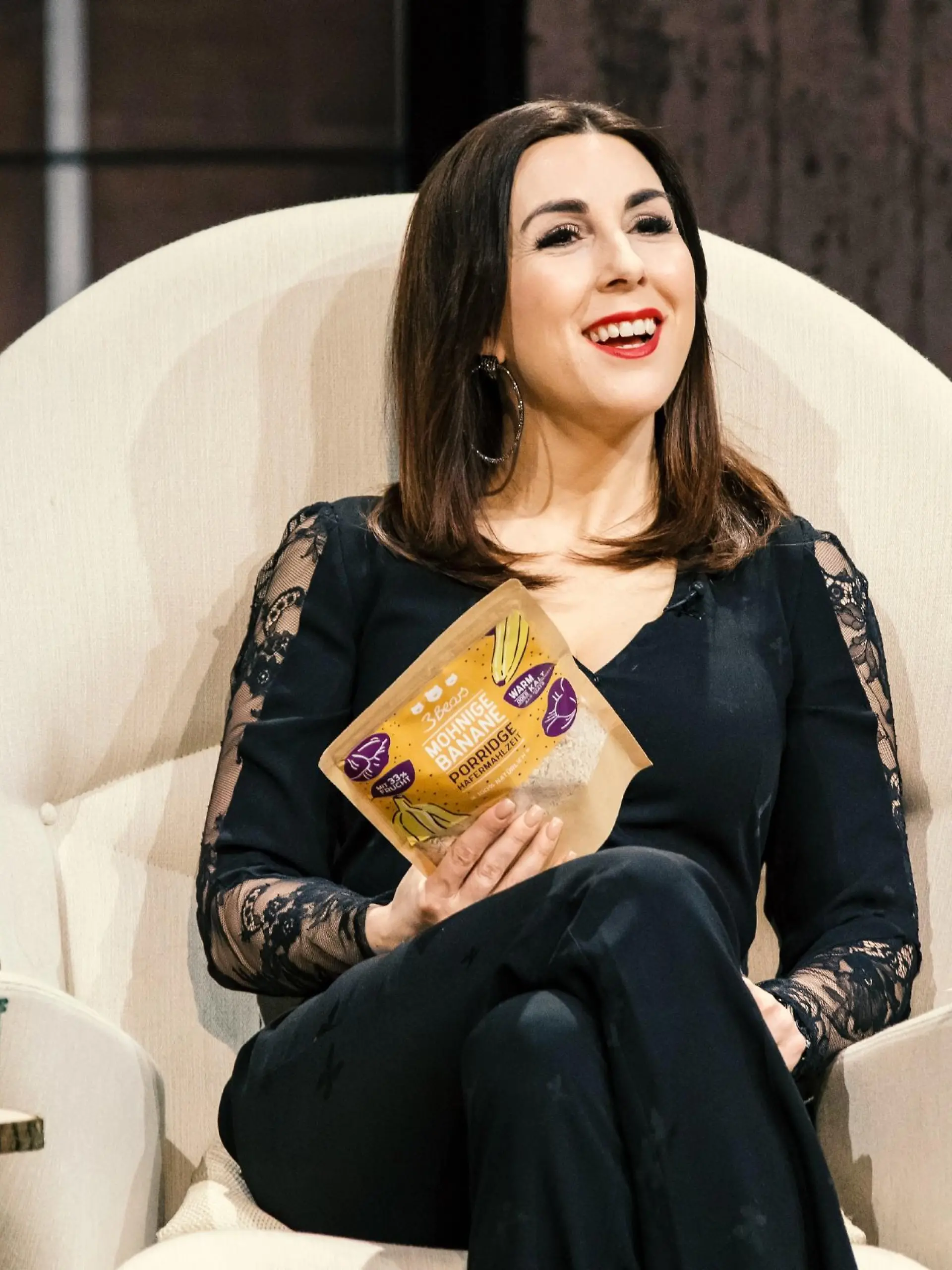 Investorin Judith Williams nimmt den Porridge von "3Bears" genau unter die Lupe.