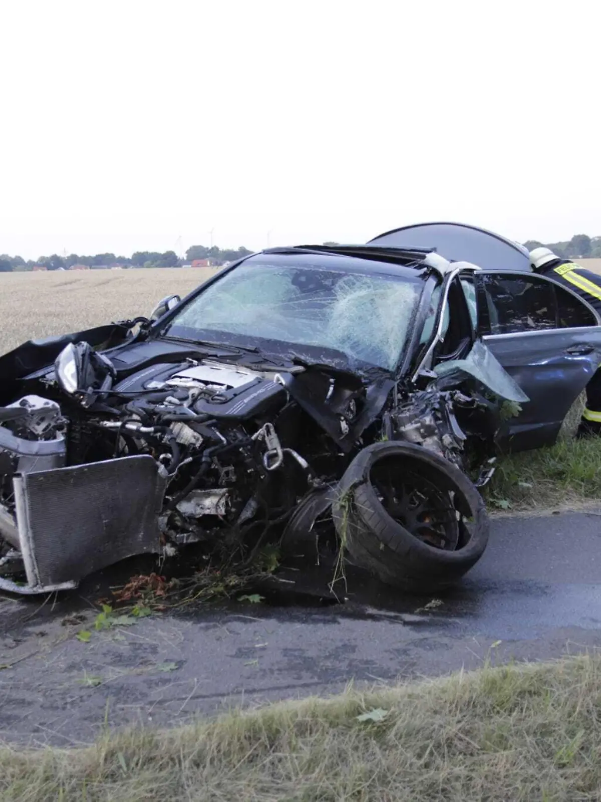 11.07.2021, Brandenburg, B96a Schildow Ov Schönfließ: Ein zerstörter PKW steht auf einem Radweg. Bei einem Verkehrsunfall auf der Bundesstraße 96a zwischen Schildow und Schönfließ sind zwei Personen ums Leben gekommen. Foto: Blp Christian/dpa +++ dpa-Bildfunk +++