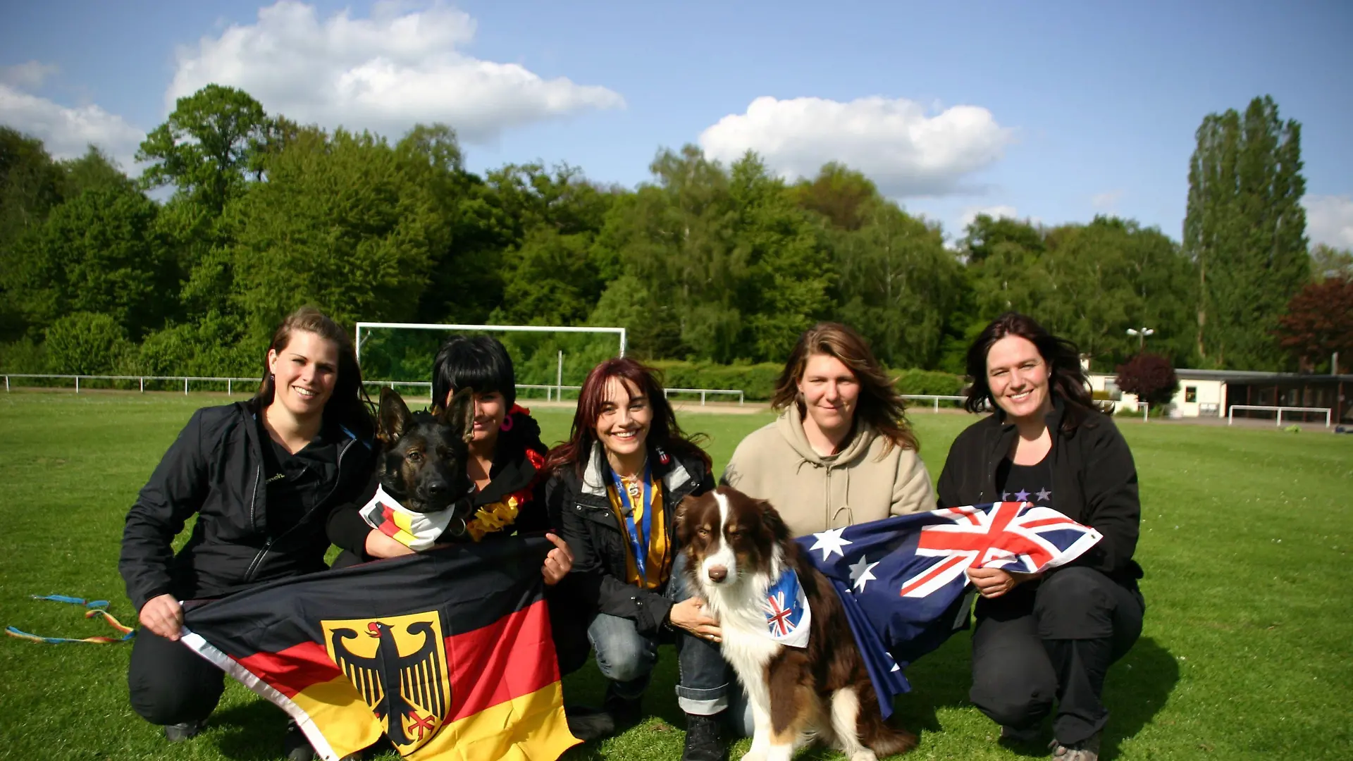 Diana Eichhorn (M.) zwischen den Fronten: Stefanie (l.) und Katharina Große (2. v. l.) mit Schäferhund Ondra treten für Deutschland an, Angela Pastowski (2. v. r.) und Nicole Oberschachtsiek (r.) mit Miro kämpfen für Australien.