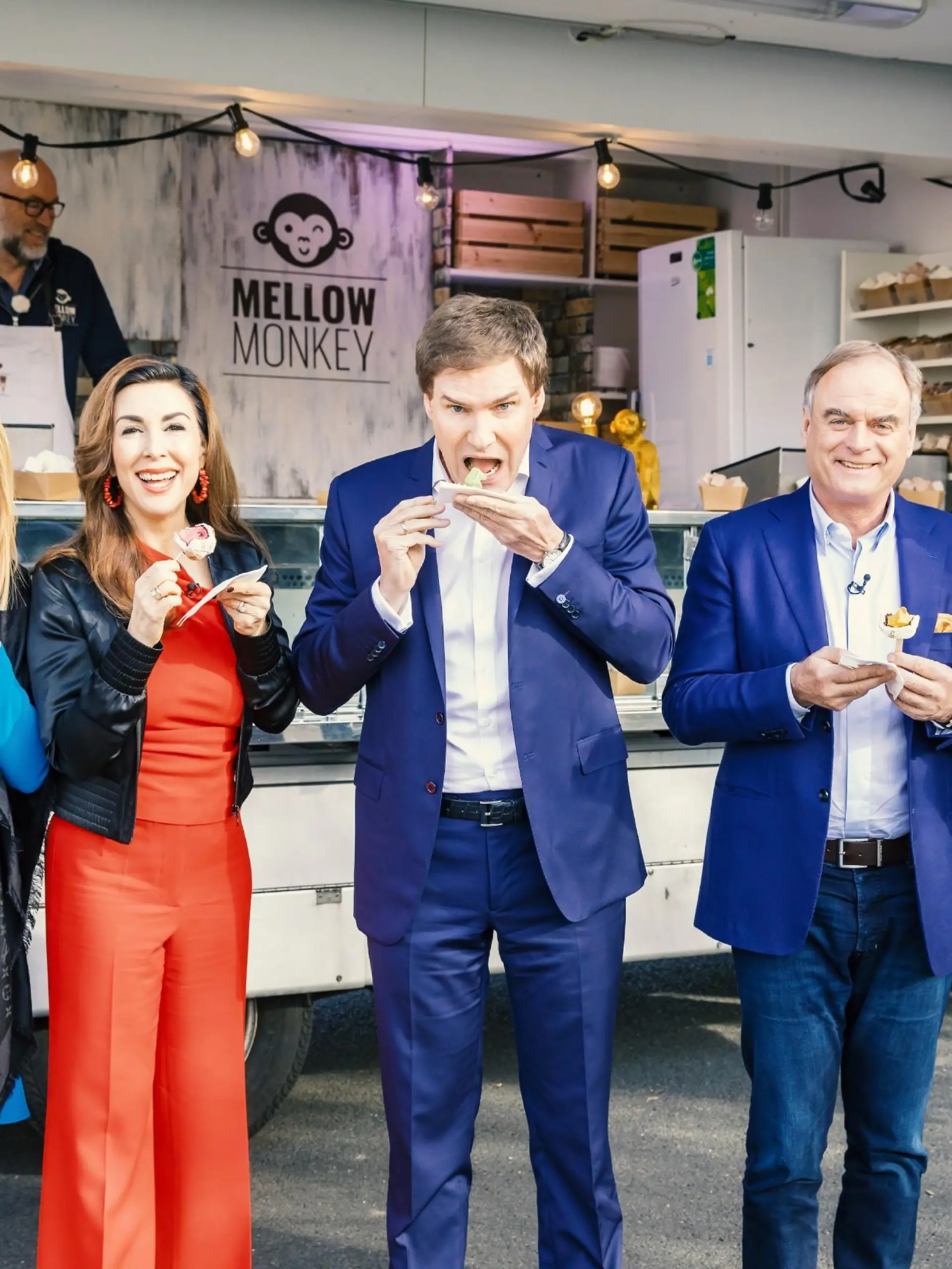 Stephanie und Robert Ackermann aus Gießen präsentieren mit "Mellow Monkeys" geröstete Marshmallows mit Eiskern. An ihrem Foodtruck nehmen die "Löwen" (v.l.) Dagmar Wöhrl, Judith Williams, Carsten Maschmeyer, Dr. Georg Kofler und Ralf Dümmel das Produkt geschmacklich genau unter die Lupe.