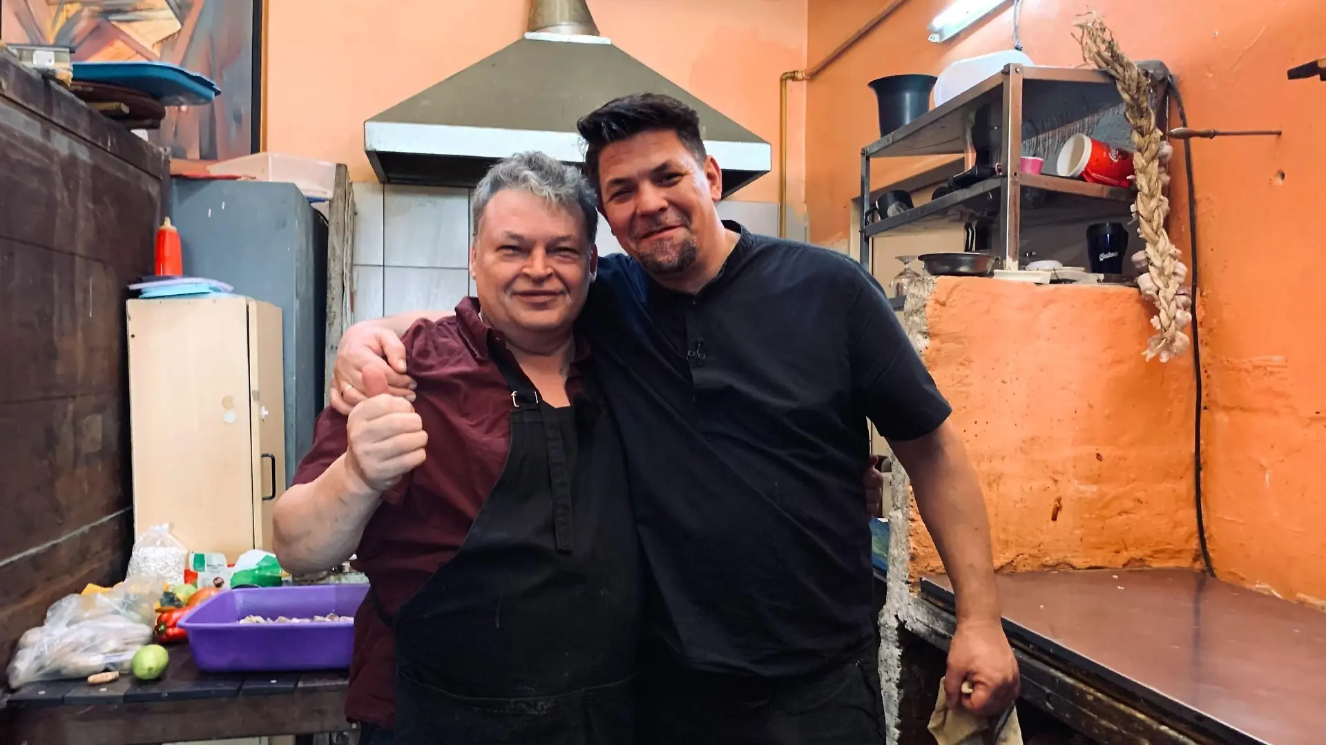 Edgardo DAngelo (l.) und Tim Mälzer in Argentinien.
+++ Die Verwendung des sendungsbezogenen Materials ist nur mit dem Hinweis und Verlinkung auf RTL+ gestattet. +++
