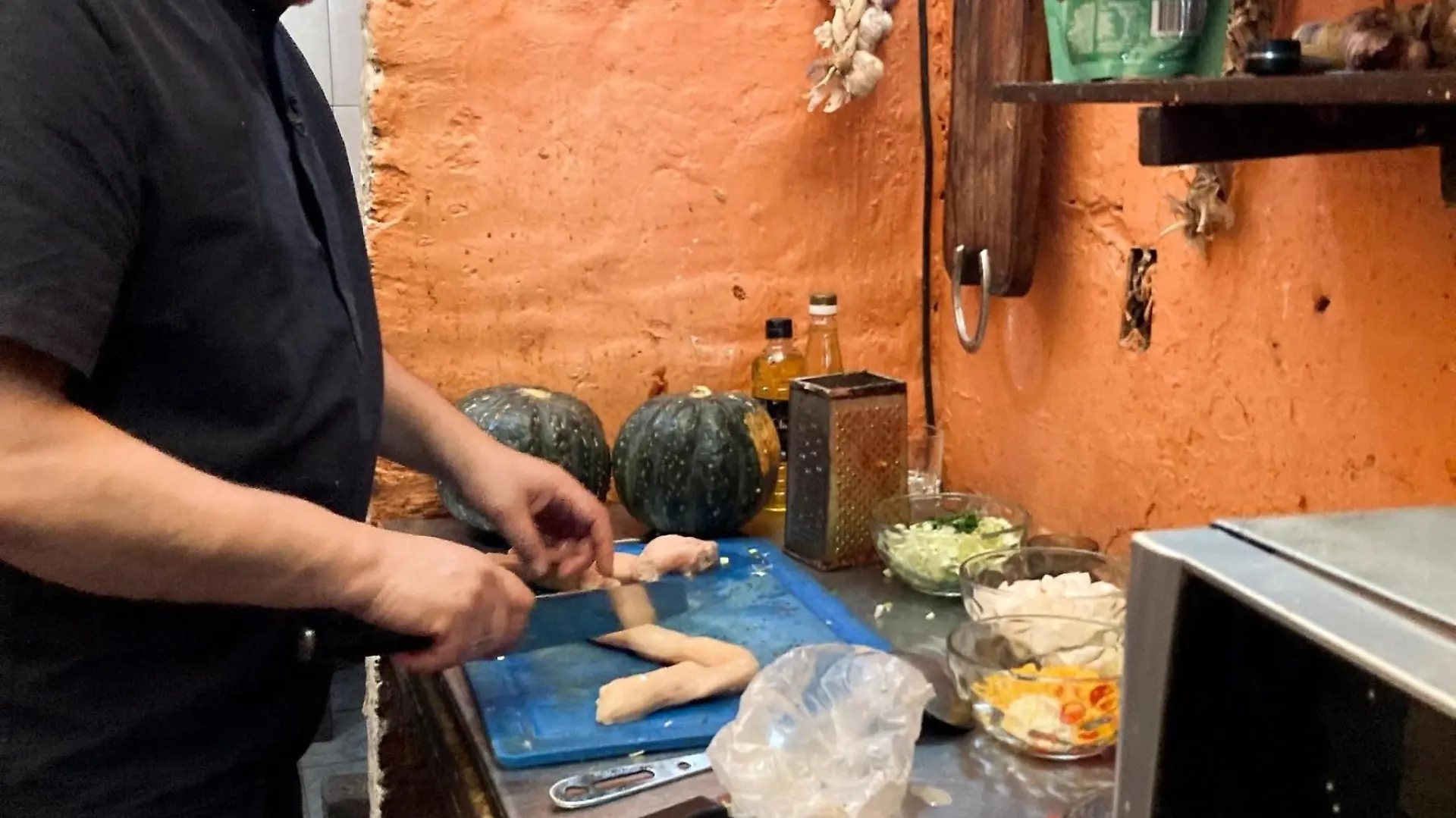 Tim Mälzer in Argentinien.
+++ Die Verwendung des sendungsbezogenen Materials ist nur mit dem Hinweis und Verlinkung auf RTL+ gestattet. +++