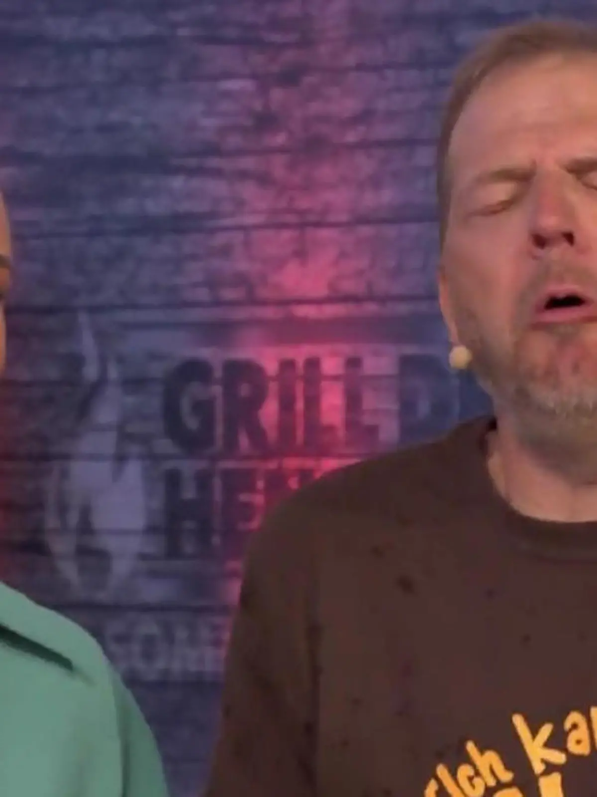 Comedian Mario Barth muss würgen, als „Grill den Henssler“-Moderatorin Laura Wontorra ihm verkündet, was er grillen soll.