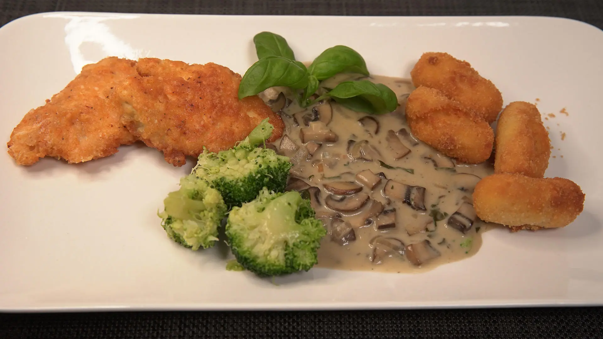 Hähnchen im Parmesanmantel mit Basilikum-Champignonrahmsoße