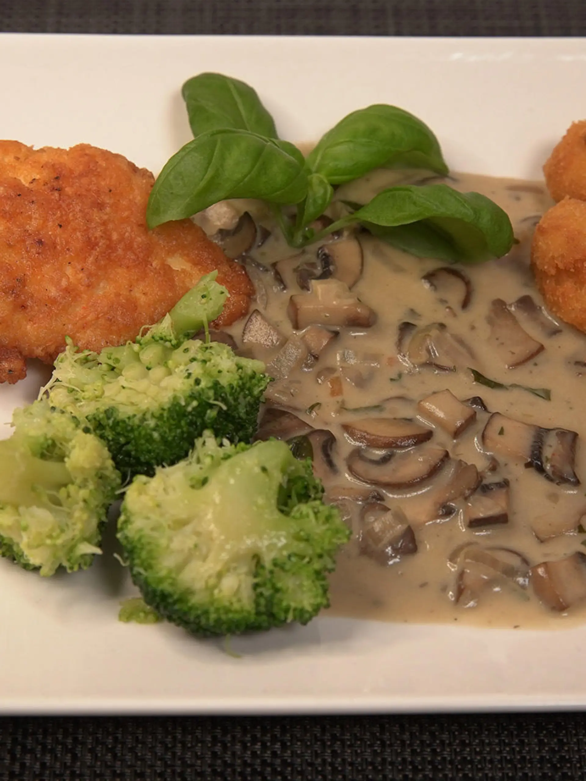Hähnchen im Parmesanmantel mit Basilikum-Champignonrahmsoße