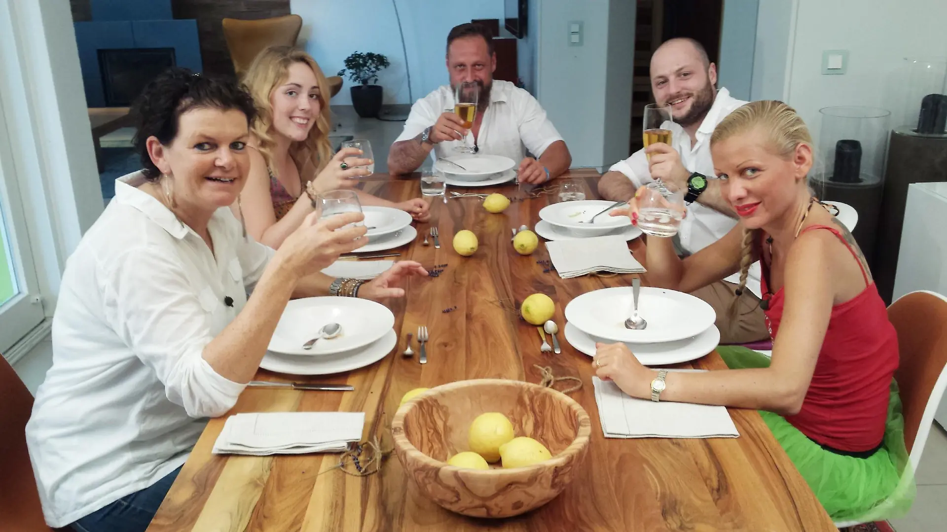 Die Hobbyköche Sonnhild, Carmen, Julian und Nadine (v.l.) sind am letzten Abend zu Gast bei Zoran (M.) aus Esslingen.