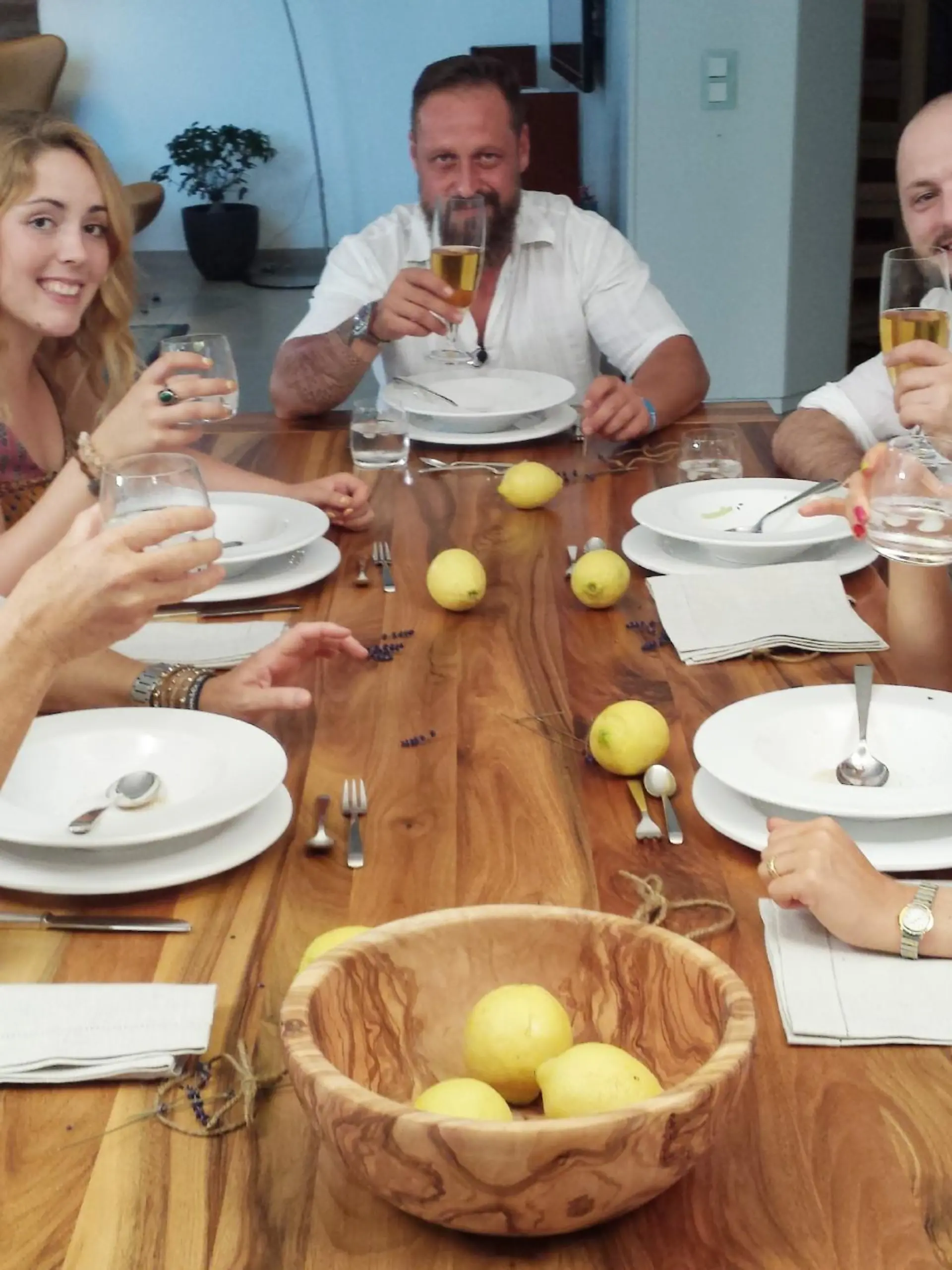 Die Hobbyköche Sonnhild, Carmen, Julian und Nadine (v.l.) sind am letzten Abend zu Gast bei Zoran (M.) aus Esslingen.