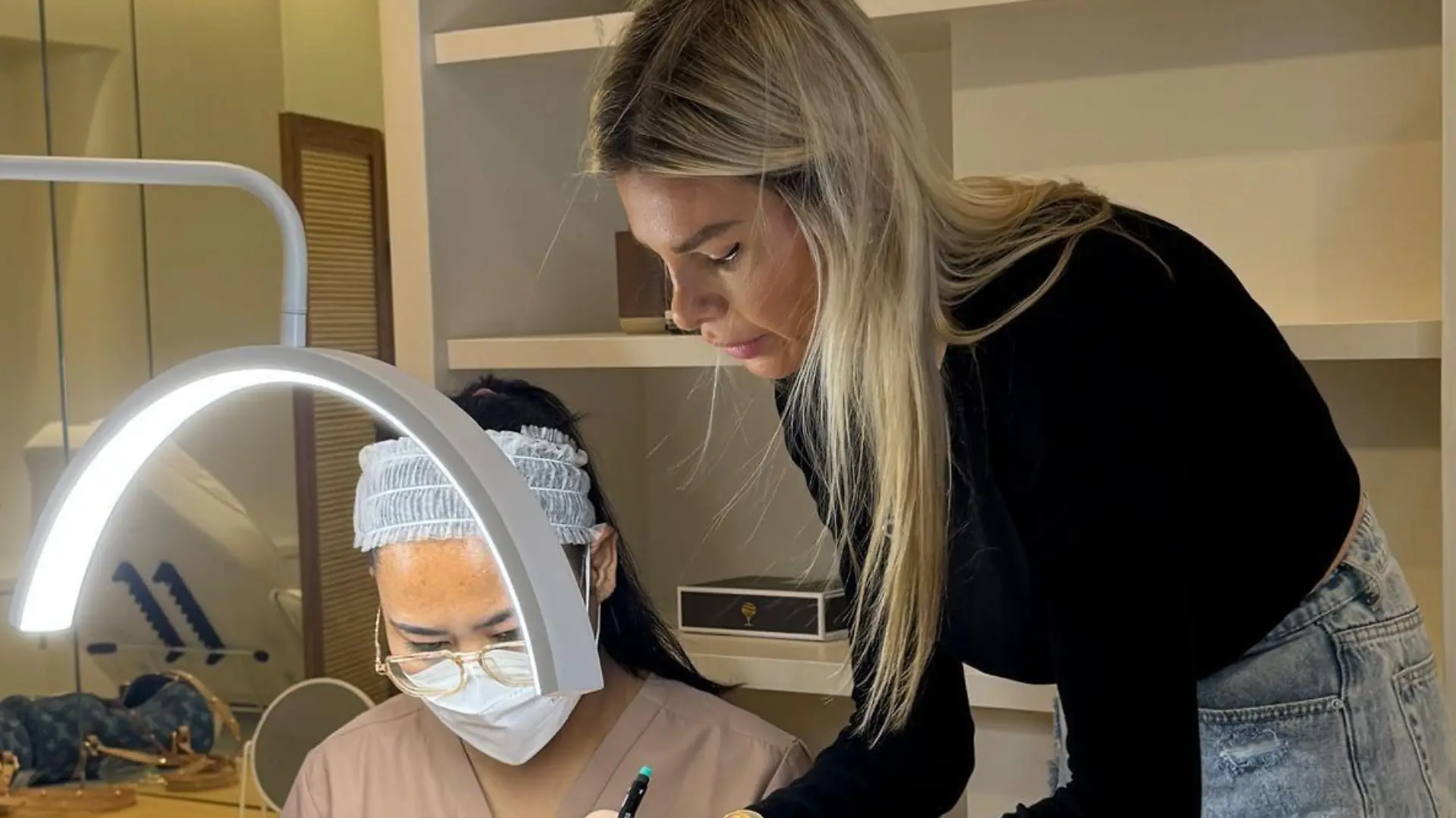 Olga will einen Kosmetiksalon in Bangkok eröffnen.
+++ Die Verwendung des sendungsbezogenen Materials ist nur mit dem Hinweis und Verlinkung auf RTL+ gestattet. +++