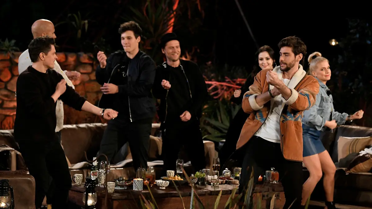 V.l.: Michael Patrick Kelly, Milow, Wincent Weiss, Johannes Oerding, Jennifer Haben, Alvaro Soler und Jeanette Biedermann