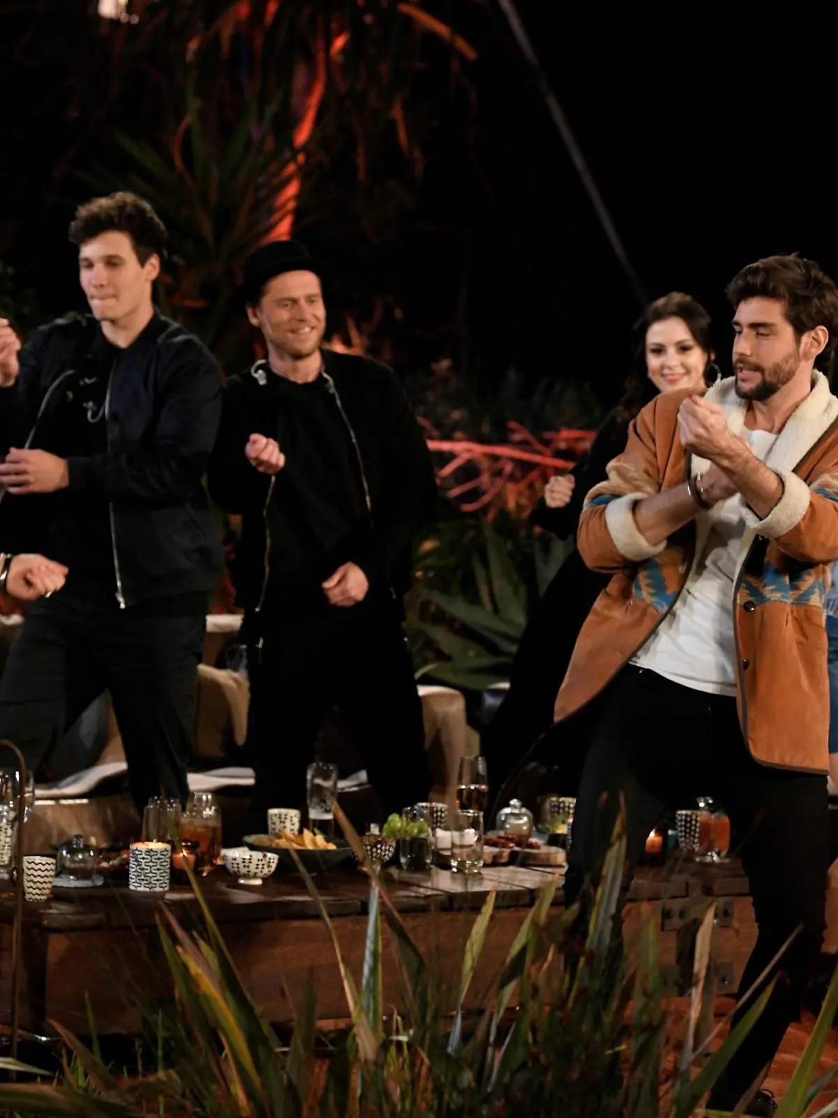 V.l.: Michael Patrick Kelly, Milow, Wincent Weiss, Johannes Oerding, Jennifer Haben, Alvaro Soler und Jeanette Biedermann