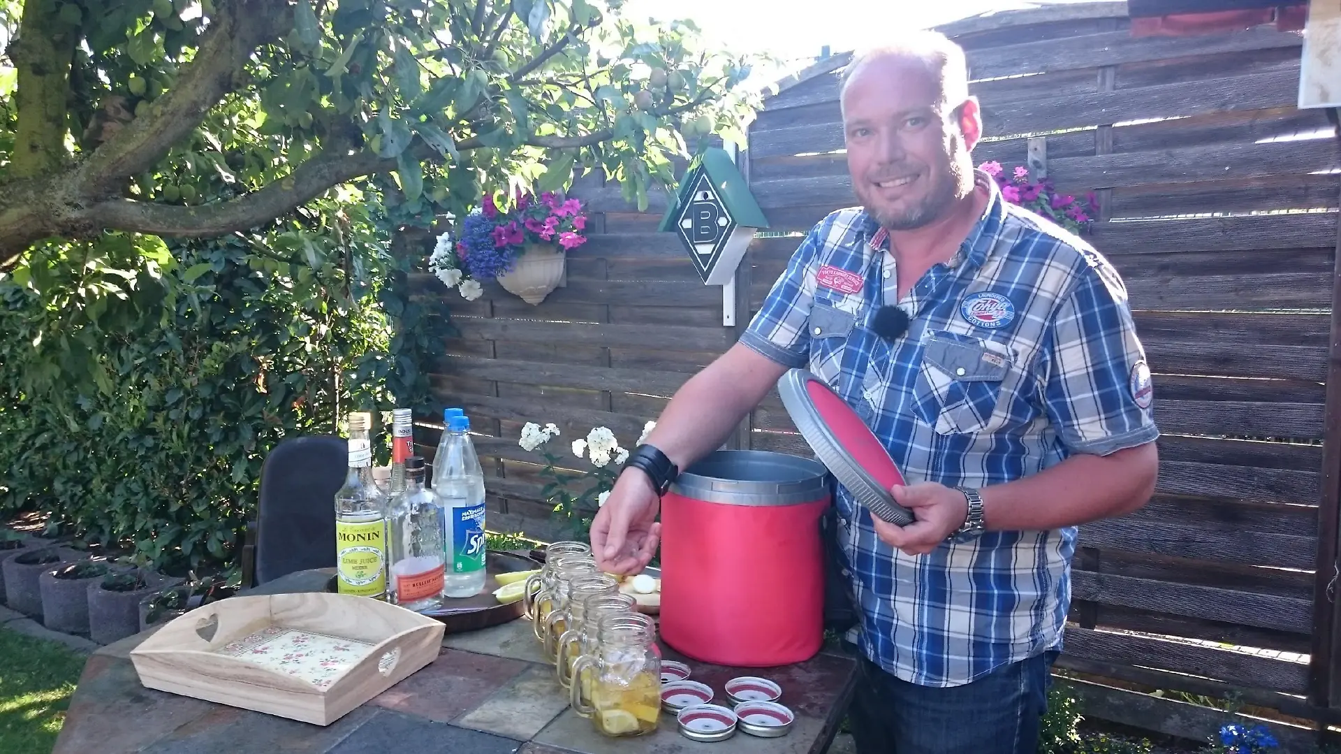 Gastgeber Jens aus Mönchengladbach bereitet seinen Aperitif vor.