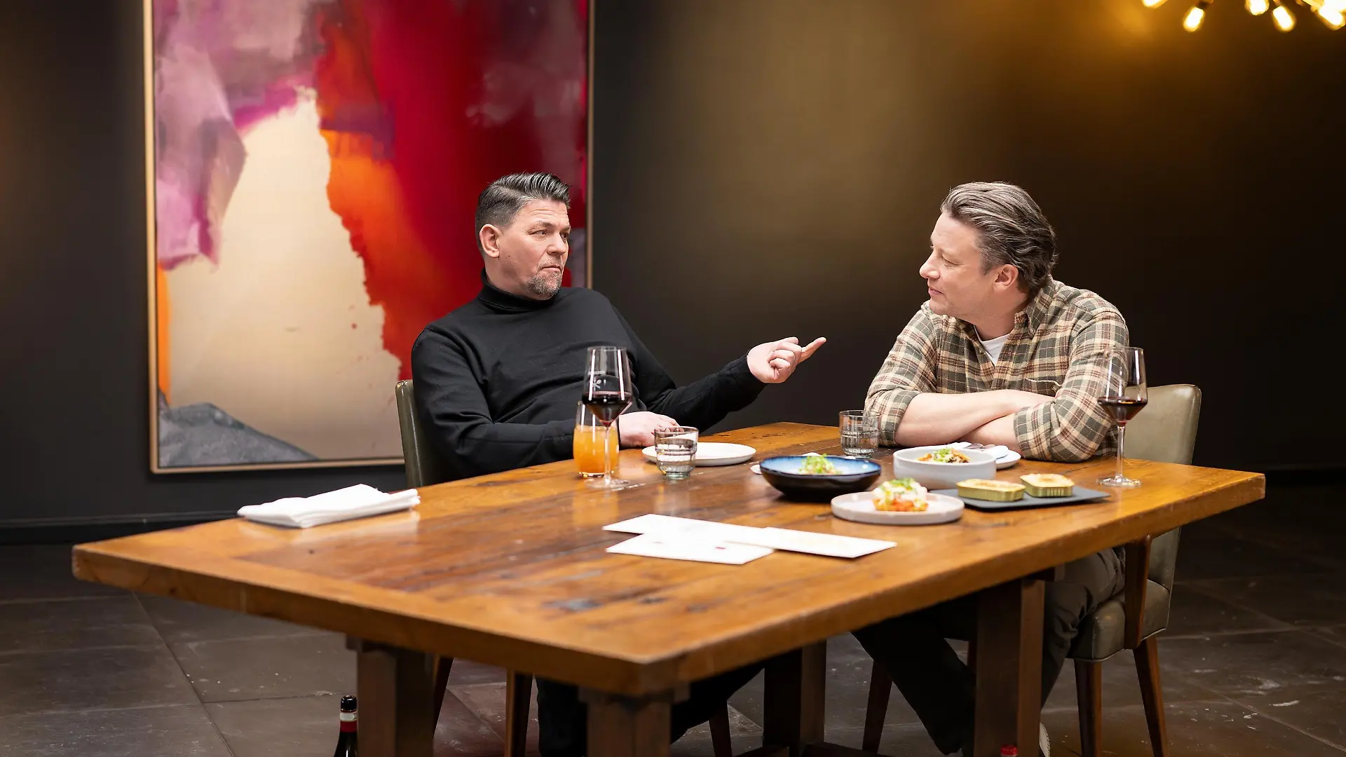 Tim Mälzer (l.), Jamie Oliver
+++ Die Verwendung des sendungsbezogenen Materials ist nur mit dem Hinweis und Verlinkung auf RTL+ gestattet. +++