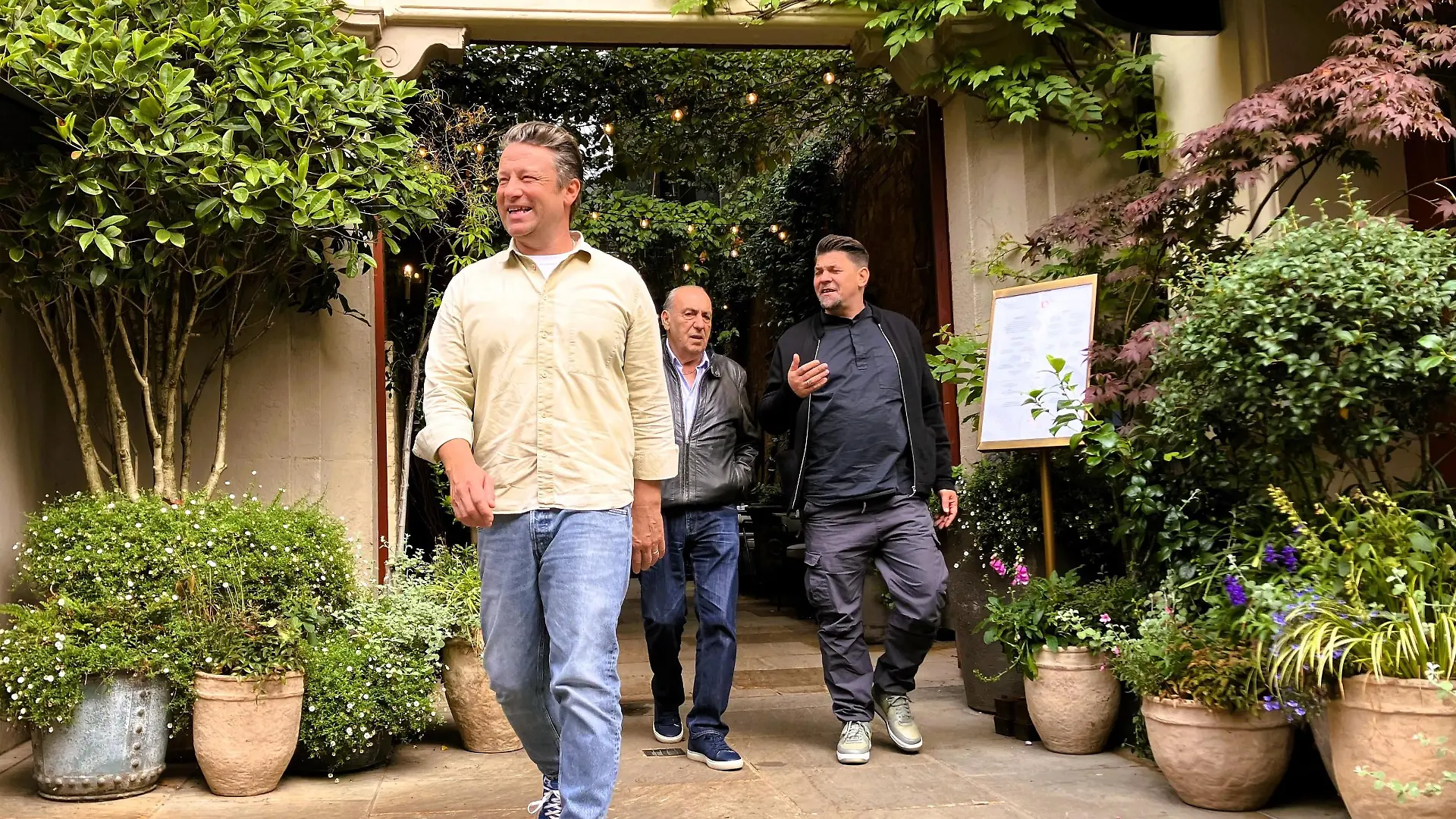 V.l.: Jamie Oliver, Gennaro Contaldo, Tim Mälzer
+++ Die Verwendung des sendungsbezogenen Materials ist nur mit dem Hinweis und Verlinkung auf RTL+ gestattet. +++