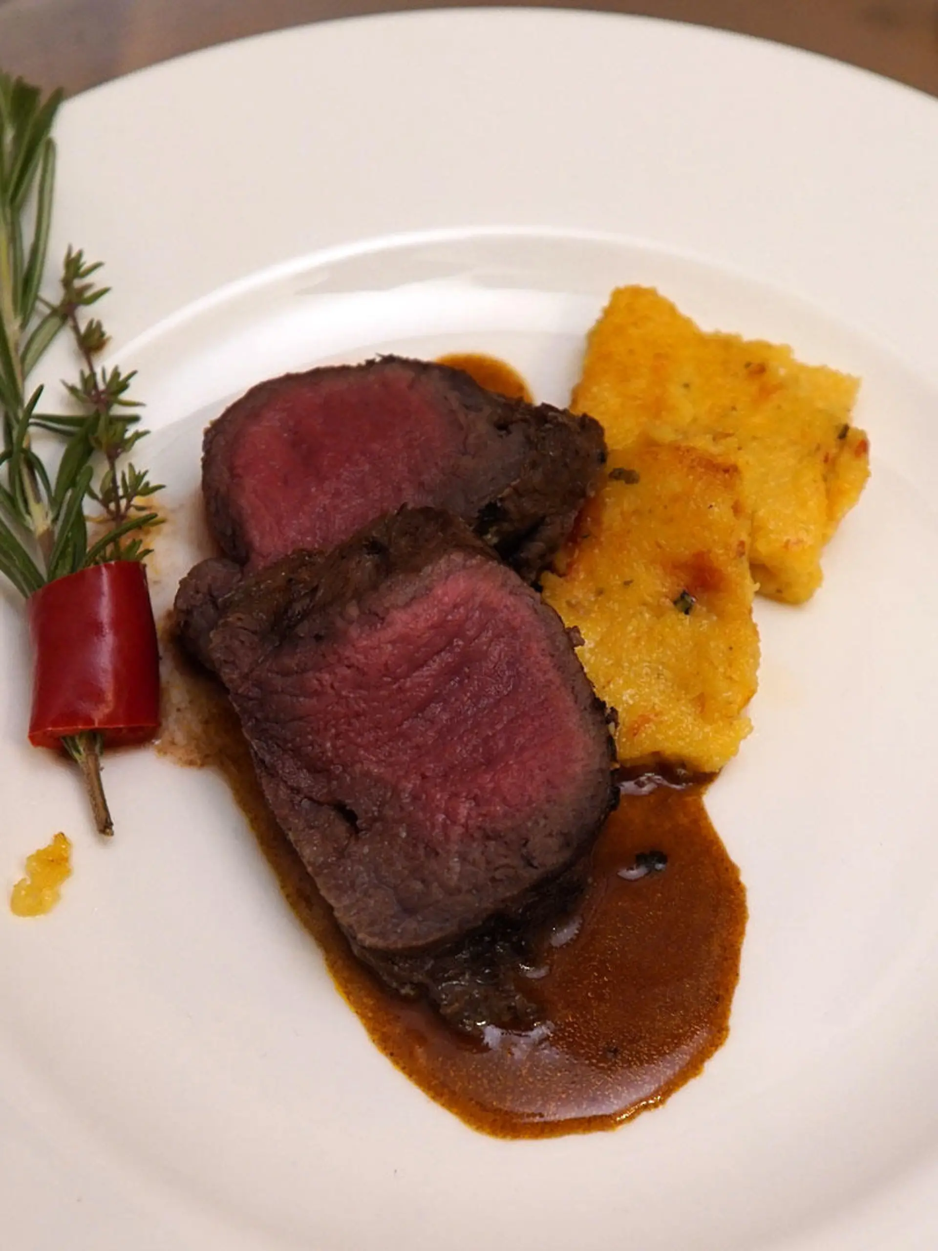 Das perfekte Dinner: Sauerbraten mit Polenta und Champagnerkraut, dazu Grünes Trauben-Chutney - Guidos Hauptspeise