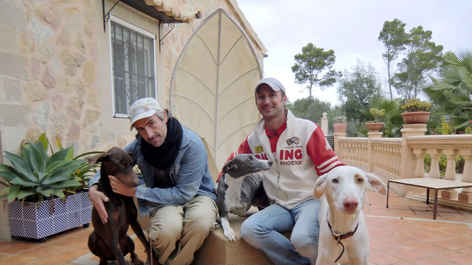 Stefan Track (l.) und René Marichal-Navarro mit drei ihrer privaten Hunde auf ihrer Finca.