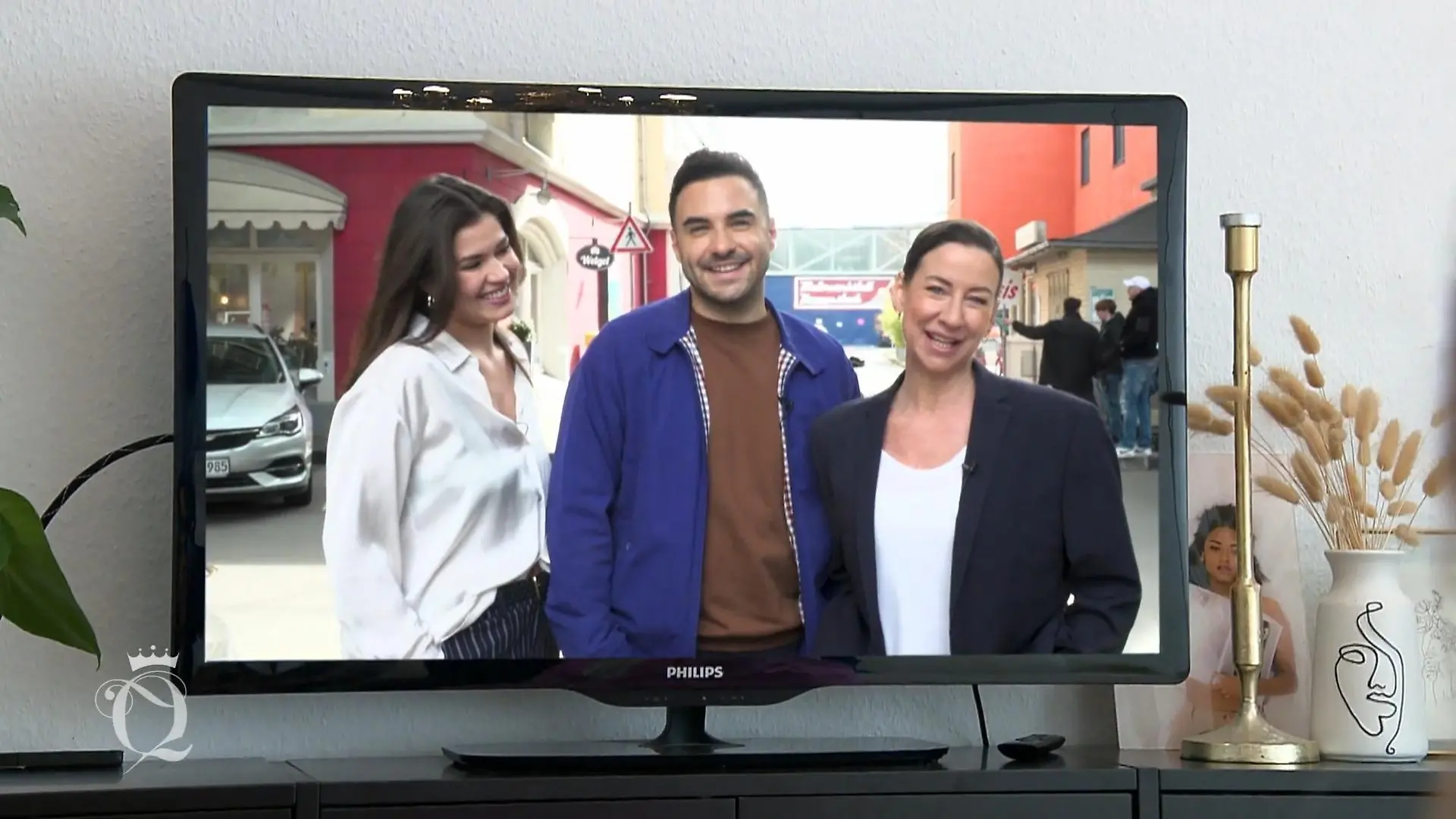 Die „Unter Uns“-Stars Sharon Berlinghoff, Lars Steinhövel und Isabell Hertel (v.l.n.r.) begleiten die Kandidatinnen beim Shoppen.