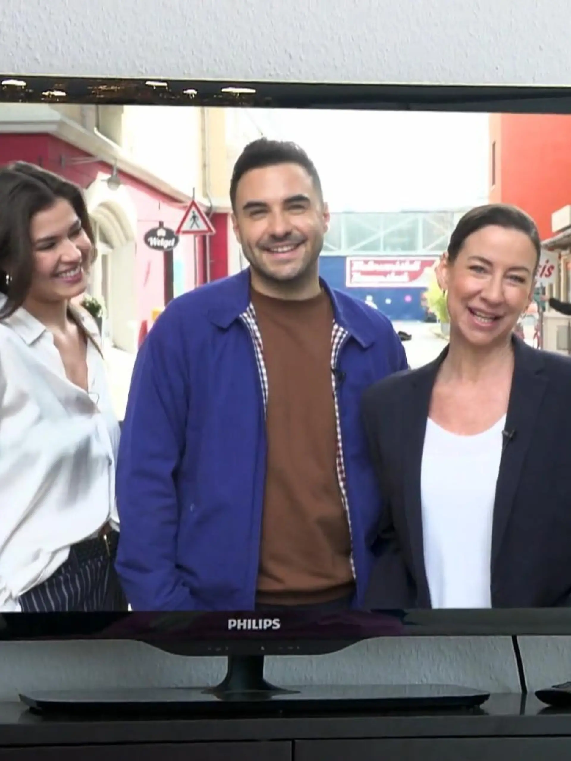 Die „Unter Uns“-Stars Sharon Berlinghoff, Lars Steinhövel und Isabell Hertel (v.l.n.r.) begleiten die Kandidatinnen beim Shoppen.