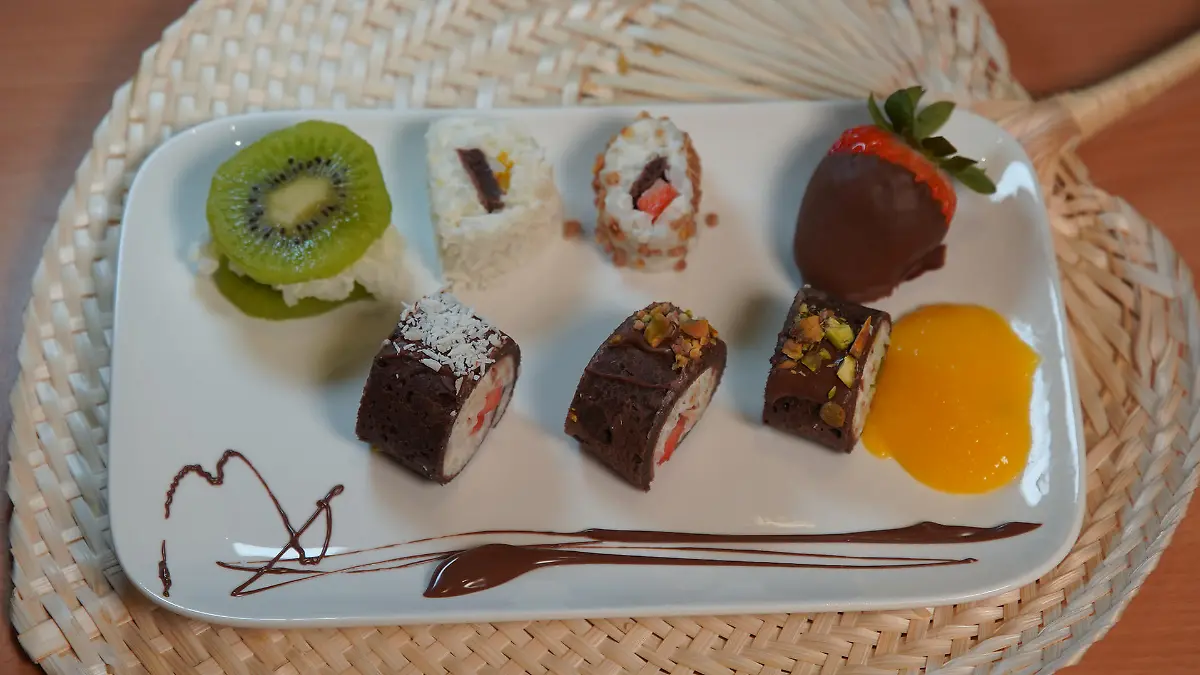 Süßes Sushi: Kokos-Schoko-Pfannkuchen mit Kokos-Milchreis, Obst, dazu Mango-Püree