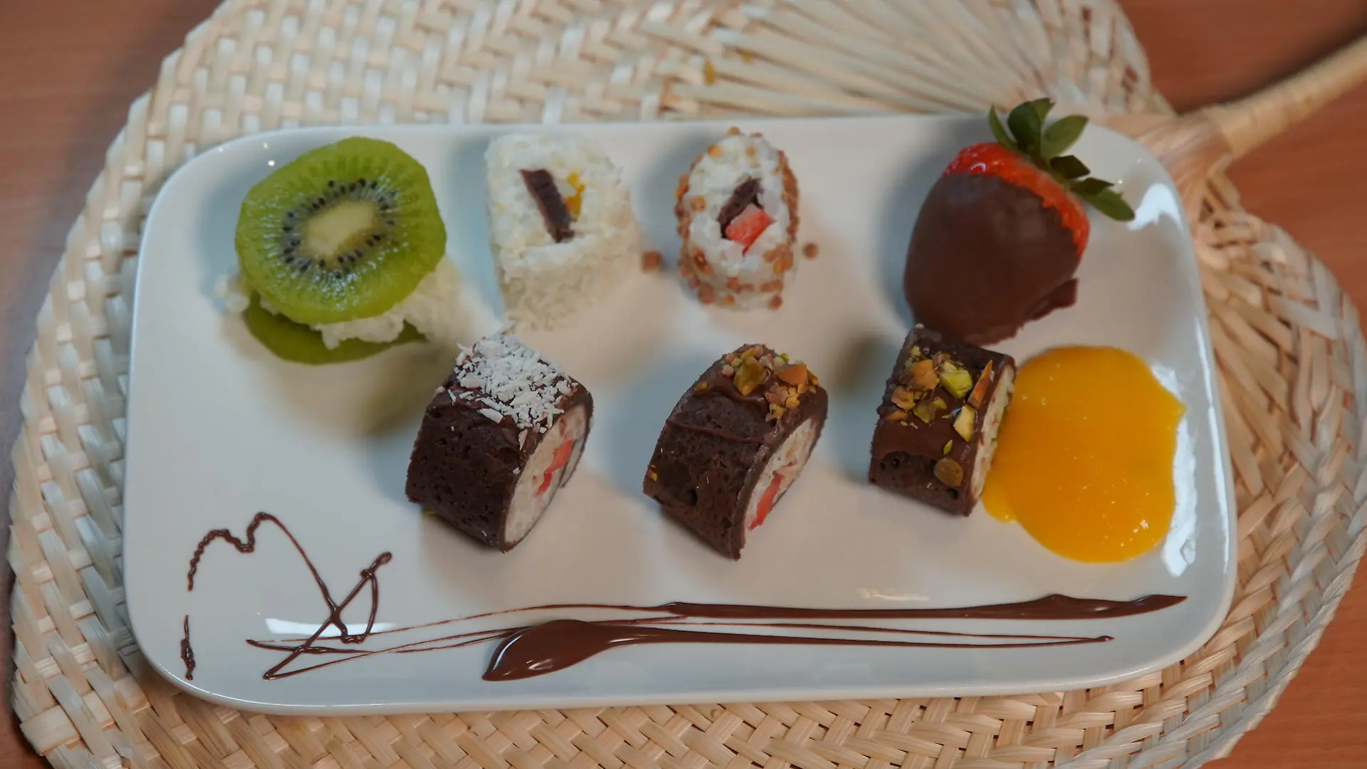 Süßes Sushi: Kokos-Schoko-Pfannkuchen mit Kokos-Milchreis, Obst, dazu Mango-Püree