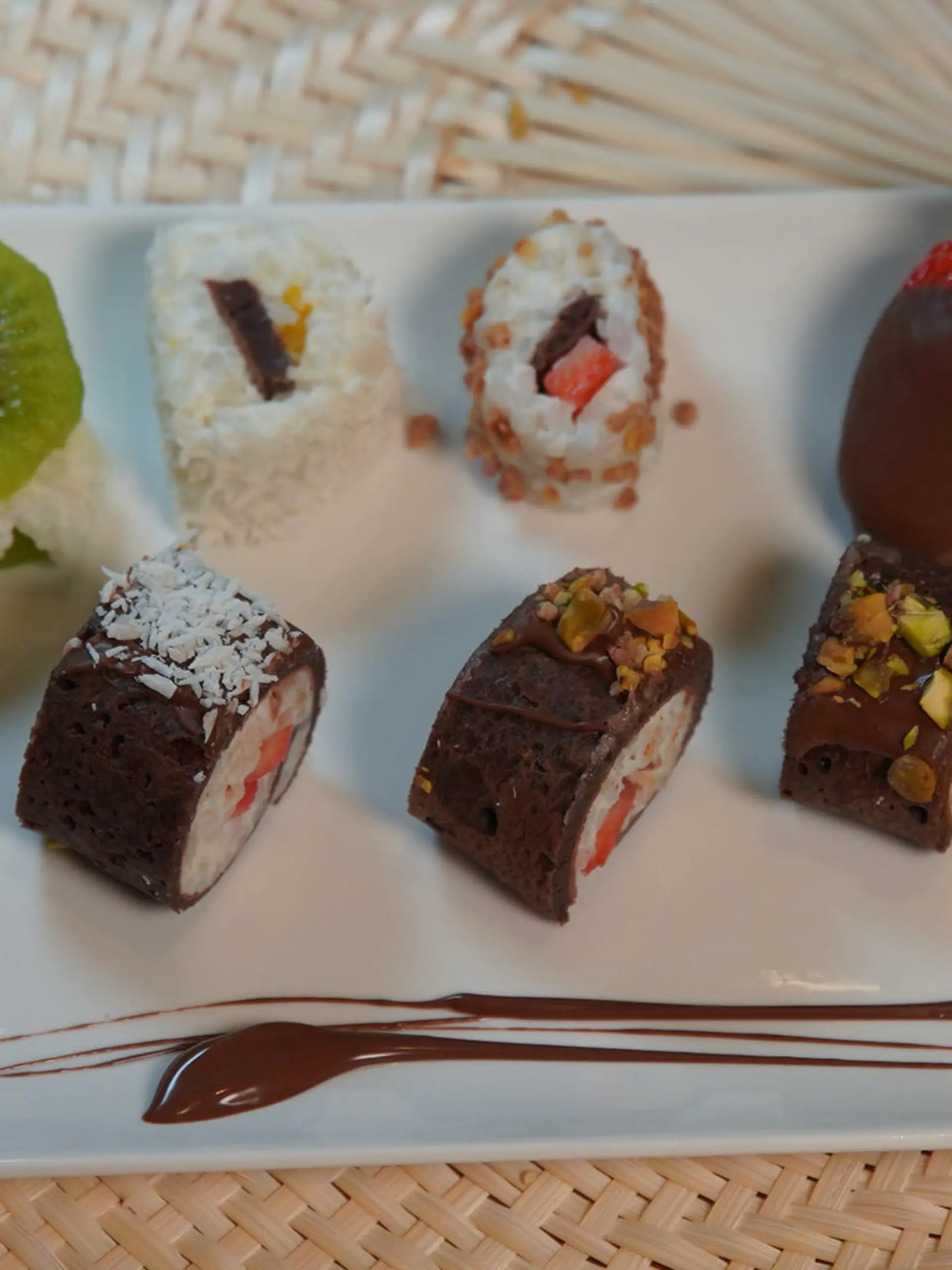 Süßes Sushi: Kokos-Schoko-Pfannkuchen mit Kokos-Milchreis, Obst, dazu Mango-Püree