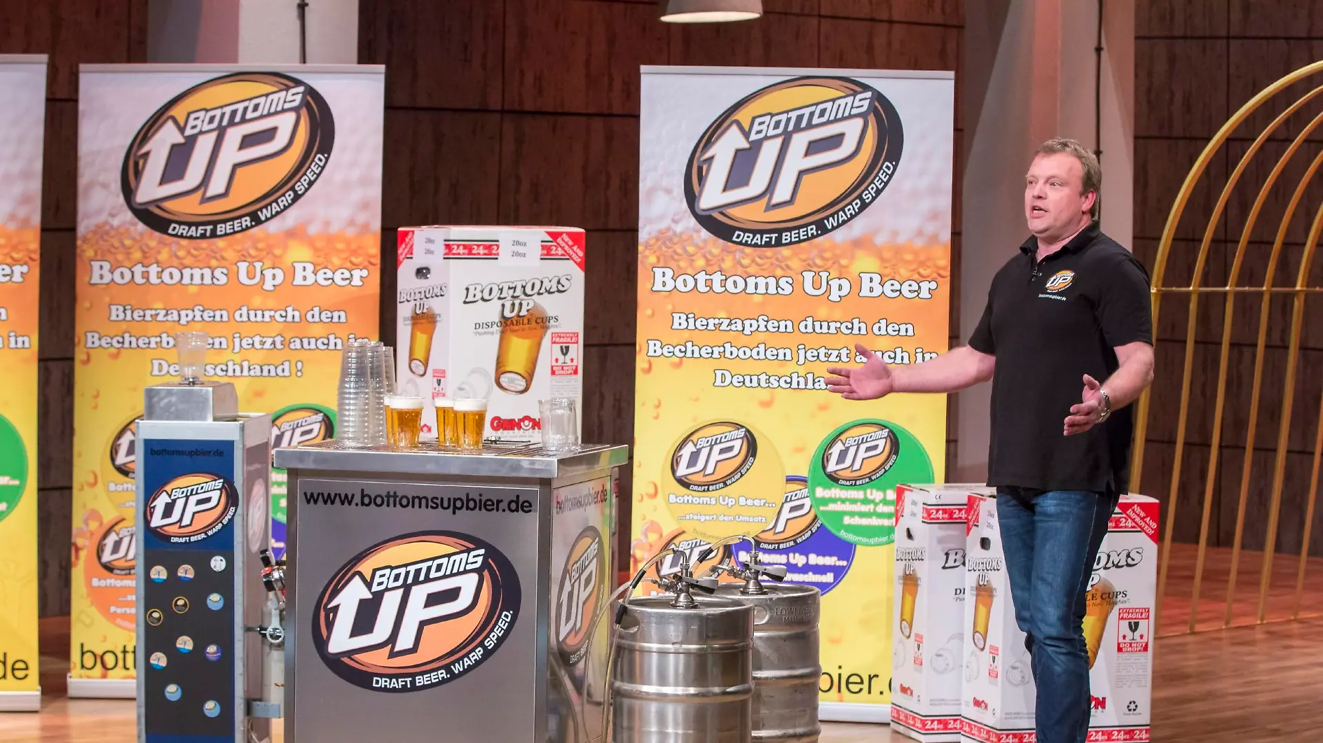 Jörg Blin präsentiert sein System "Bottoms up Beer": Hierbei wird das Bier durch den Becherboden gezapft.