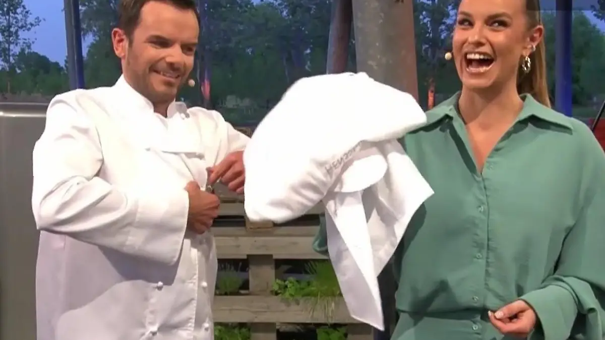 „So, wer will DIE jetzt haben, Magdeburg?“ Moderatorin Laura Wontorra weiß genau, was sie da für ein Fan-Schätzchen von Steffen Henssler in der Hand hält.