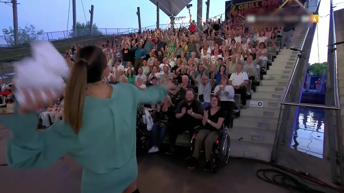 Ein echter Fan-Moment! „Grill den Henssler“-Moderatorin Laura Wontorra lässt es sich nicht nehmen, Steffen Hensslers getragene Jacke ins Publikum zu werfen.