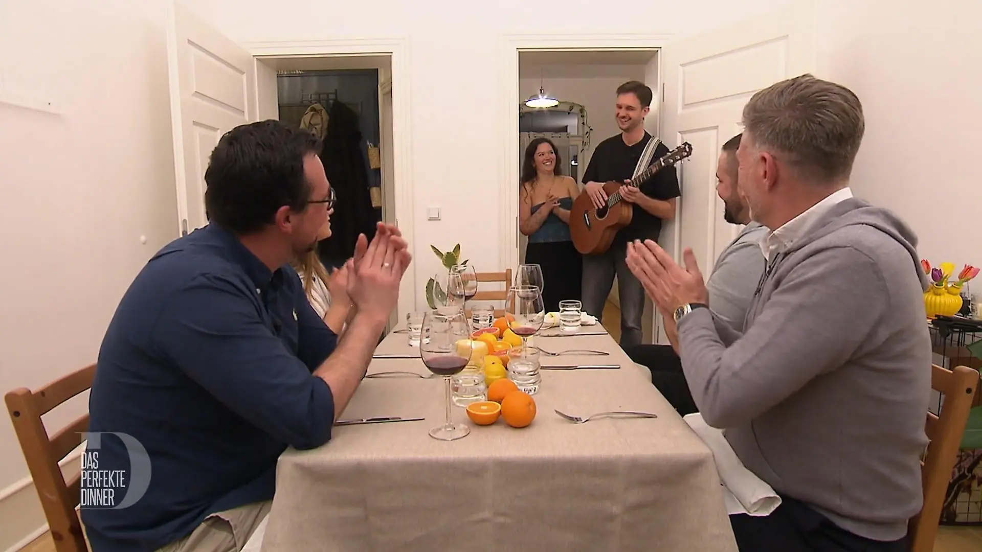 Romantischer Song beim Dinner