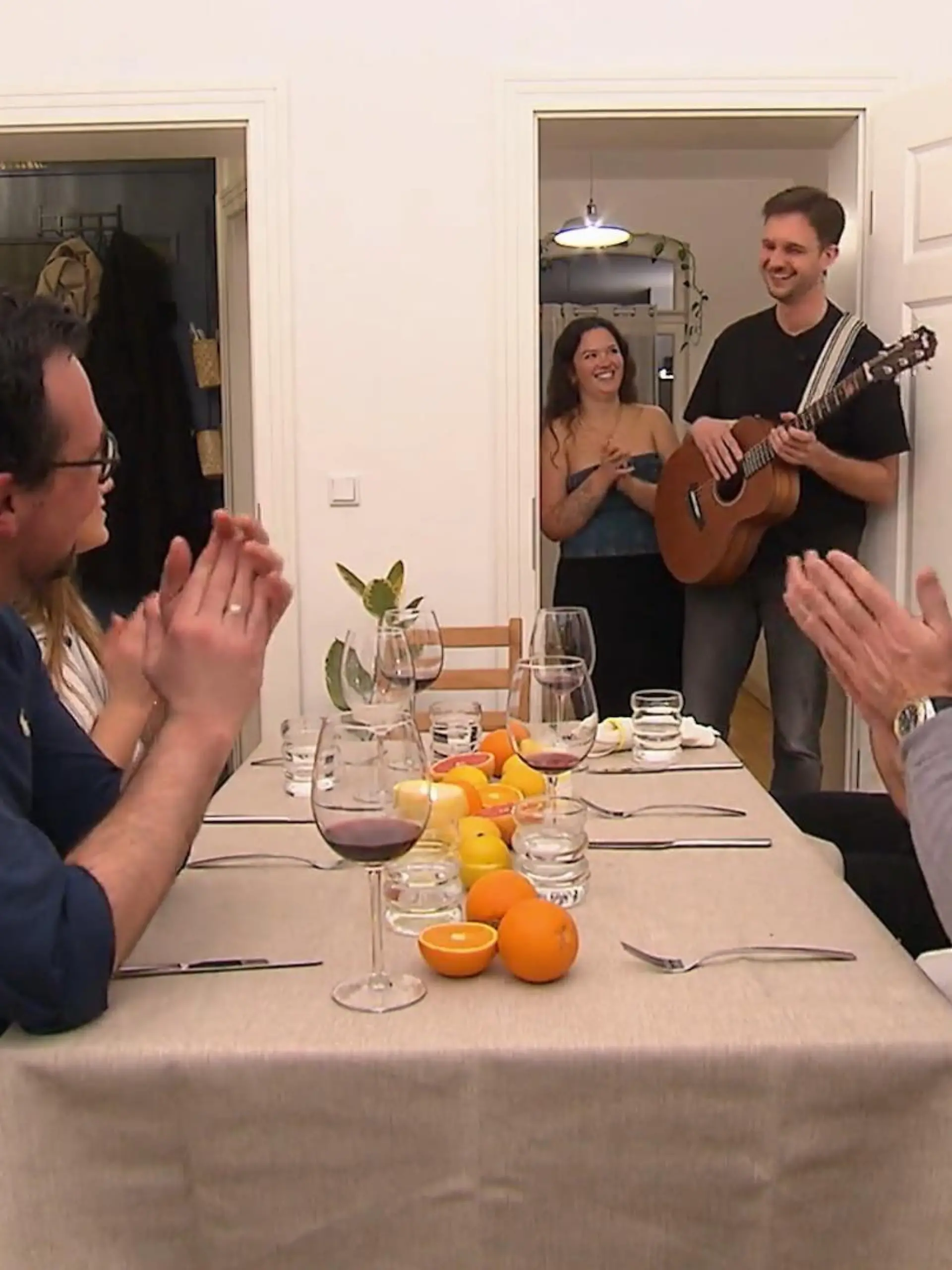 Romantischer Song beim Dinner