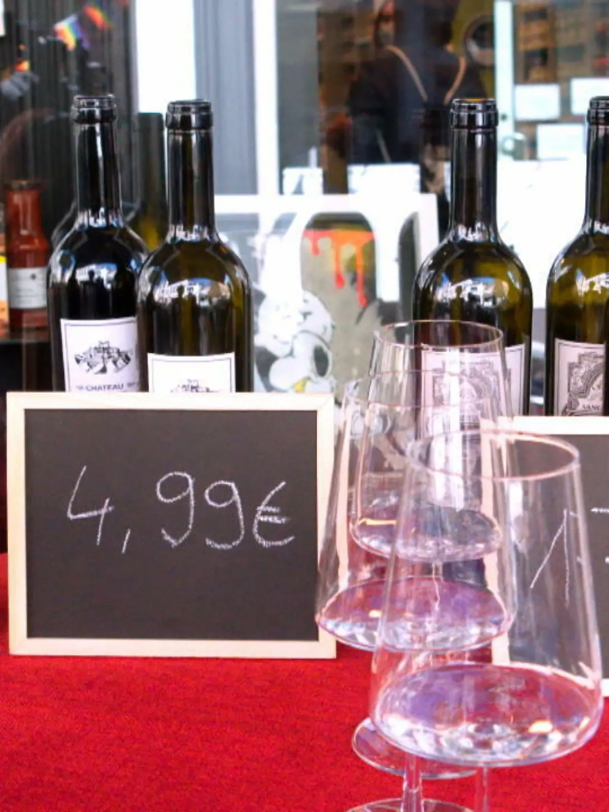Sind Weine aus dem Discounter eine echte Alternative zum edlen Tropfen aus der Weinbar? Und wie sehr lassen wir uns von dem Etikett einer Flasche beeinflussen?