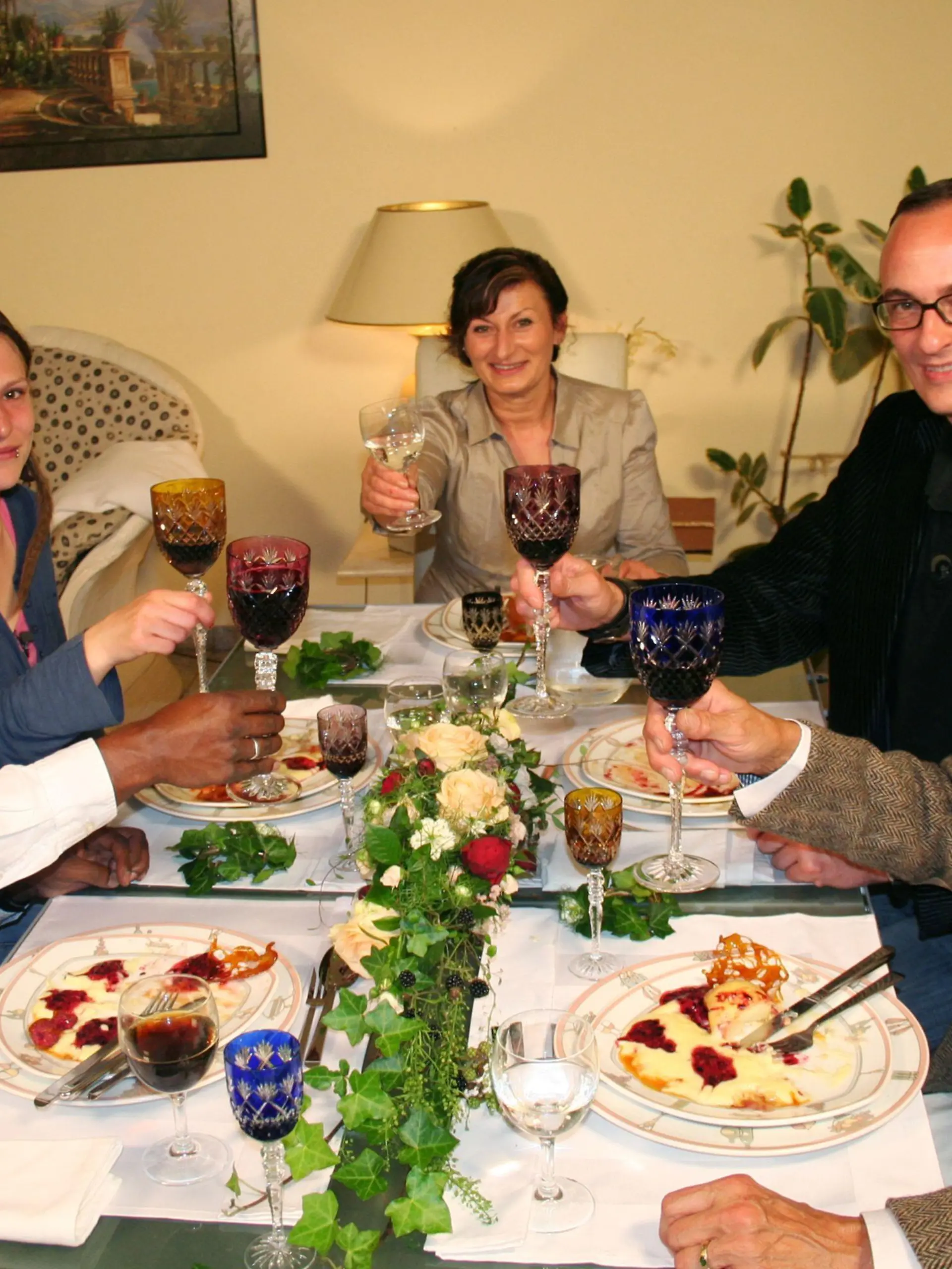 Der letzte Abend einer besonderen Woche neigt sich dem Ende zu: Darauf stoßen v.l.: Palitha (39), Heike (27), Gastgeberin Igbale (41), Andreas (42), Birgit (58) noch einmal an.