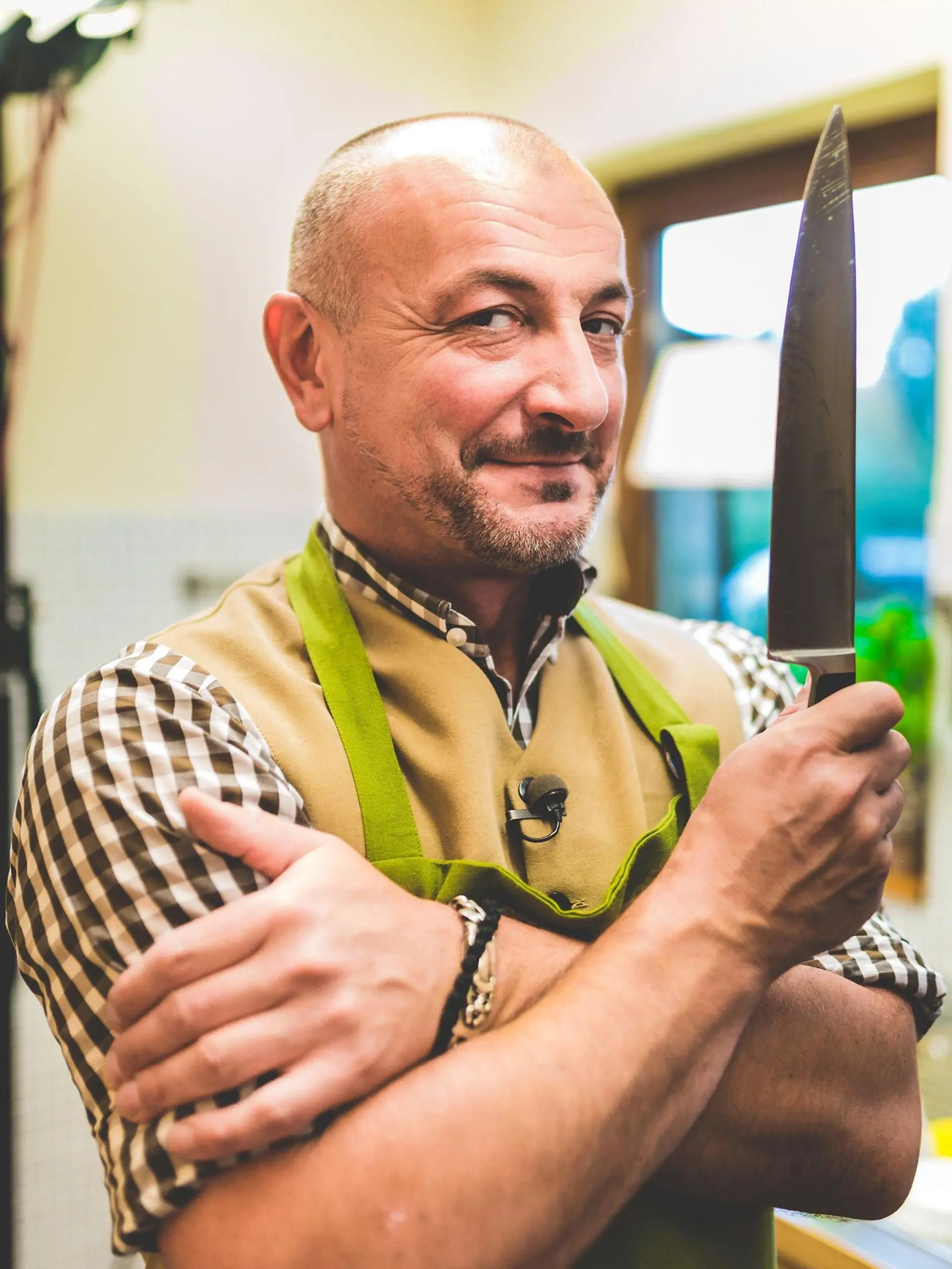 Ein Kampf bis aufs Messer: Gastgeber Thomas (47) ist fürs Wettkochen bereit!